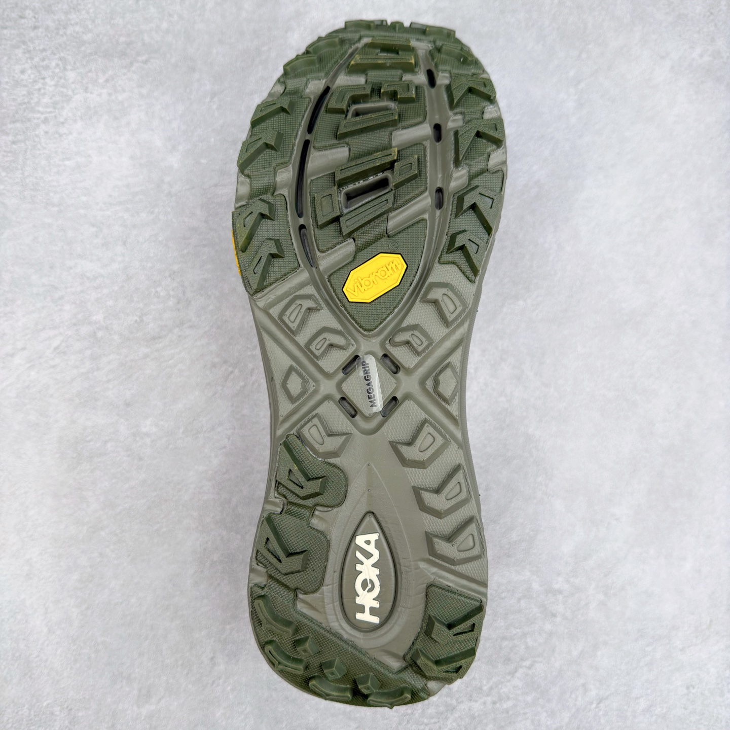 图片[9]-HOKA ONE ONE Mafate Speed 3 Low 玛法特3代系列低帮轻量户外越野休闲运动慢跑鞋 HOKA ONE ONE 最近推出了一个胶囊系列 Origin Story 这个系列里的 Mafate Speed 2 可以说让我日思夜想有一阵子了 最近终于拔草 让我来分享一下这双也是上脚赞到爆的越野跑鞋吧 以阿尔卑斯山脉作为主题将亮黄色与蓝色调覆盖在这经典轮廓之上 配色的呈现效果相当亮眼 以至于很多人买这个配色是用来日常搭配的 鞋面采用超轻的无缝架构 轻薄的TPU贴在透气的鞋面材料上 减轻重量同时也保证了支撑性 鞋底则采用滚动平衡技术 引导跑者回归自然步态 祖传的神奇EVA材质中底依旧是一如既往地表现优秀 能提供充足的缓震 作为HOKA家的越野跑鞋 VIBRAM 橡胶大底也是必不可少的 即便在复杂湿滑的地形 依旧能有良好的抓地力及稳定性 鞋带采用了弹性不易松脱的扁宽弹性鞋带 前掌与中掌部分也进行了加宽 也更加适合亚洲人的脚型 是一款十分全面且足够强悍的户外硬核越野鞋 而这双极其亮眼的越野跑鞋恰好又是在江山一百中参赛的UTMB冠军 Ludovic POMMERET 夺冠时穿着的战靴 这就让它变得更加有吸引力了 用来日常搭配的话短裤是基本不挑 长裤我个人推荐阔腿裤 工装裤以及各种长筒牛仔裤都可以 尺码：36 36.5 37.5 38 38.5 39 40 40.5 41 42 42.5 43 44 44.5 45-选品中心