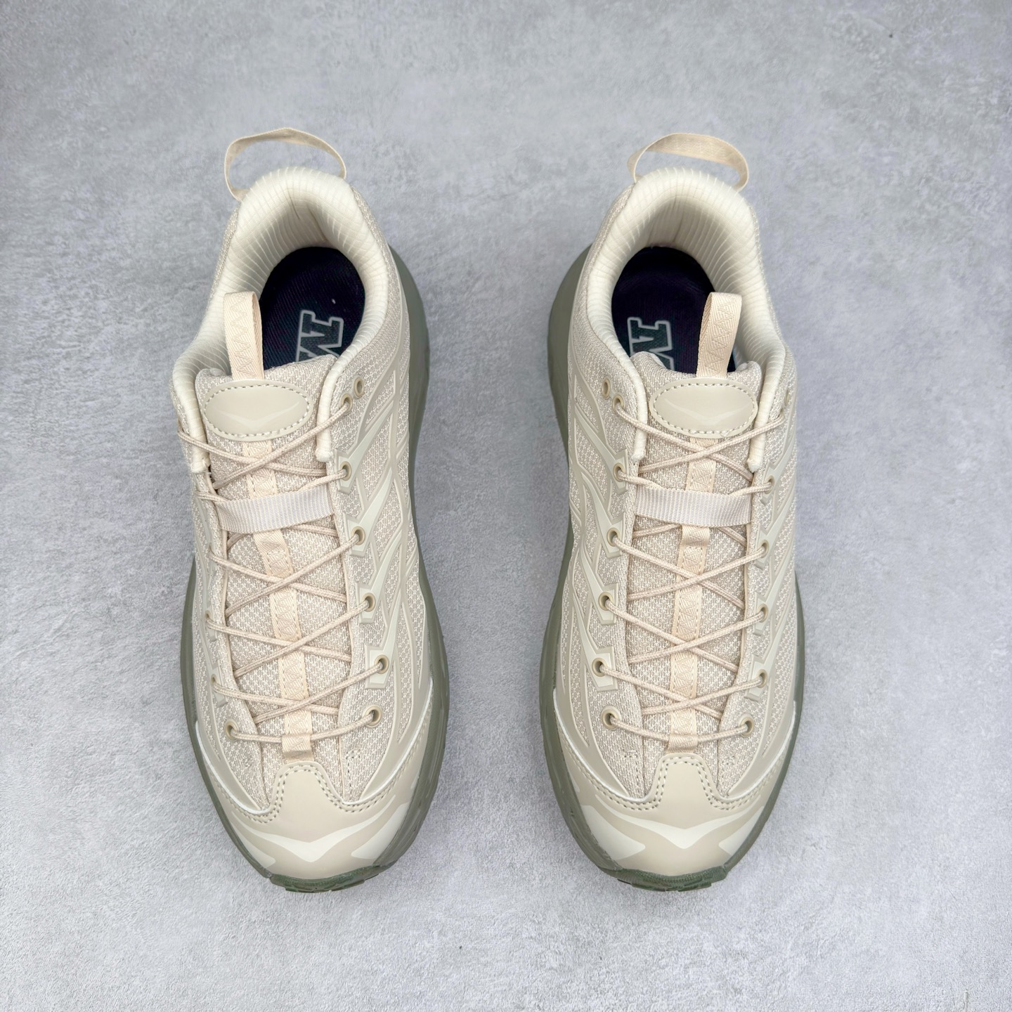 图片[2]-HOKA ONE ONE Mafate Speed 3 Low 玛法特3代系列低帮轻量户外越野休闲运动慢跑鞋 HOKA ONE ONE 最近推出了一个胶囊系列 Origin Story 这个系列里的 Mafate Speed 2 可以说让我日思夜想有一阵子了 最近终于拔草 让我来分享一下这双也是上脚赞到爆的越野跑鞋吧 以阿尔卑斯山脉作为主题将亮黄色与蓝色调覆盖在这经典轮廓之上 配色的呈现效果相当亮眼 以至于很多人买这个配色是用来日常搭配的 鞋面采用超轻的无缝架构 轻薄的TPU贴在透气的鞋面材料上 减轻重量同时也保证了支撑性 鞋底则采用滚动平衡技术 引导跑者回归自然步态 祖传的神奇EVA材质中底依旧是一如既往地表现优秀 能提供充足的缓震 作为HOKA家的越野跑鞋 VIBRAM 橡胶大底也是必不可少的 即便在复杂湿滑的地形 依旧能有良好的抓地力及稳定性 鞋带采用了弹性不易松脱的扁宽弹性鞋带 前掌与中掌部分也进行了加宽 也更加适合亚洲人的脚型 是一款十分全面且足够强悍的户外硬核越野鞋 而这双极其亮眼的越野跑鞋恰好又是在江山一百中参赛的UTMB冠军 Ludovic POMMERET 夺冠时穿着的战靴 这就让它变得更加有吸引力了 用来日常搭配的话短裤是基本不挑 长裤我个人推荐阔腿裤 工装裤以及各种长筒牛仔裤都可以 尺码：36 36.5 37.5 38 38.5 39 40 40.5 41 42 42.5 43 44 44.5 45-选品中心