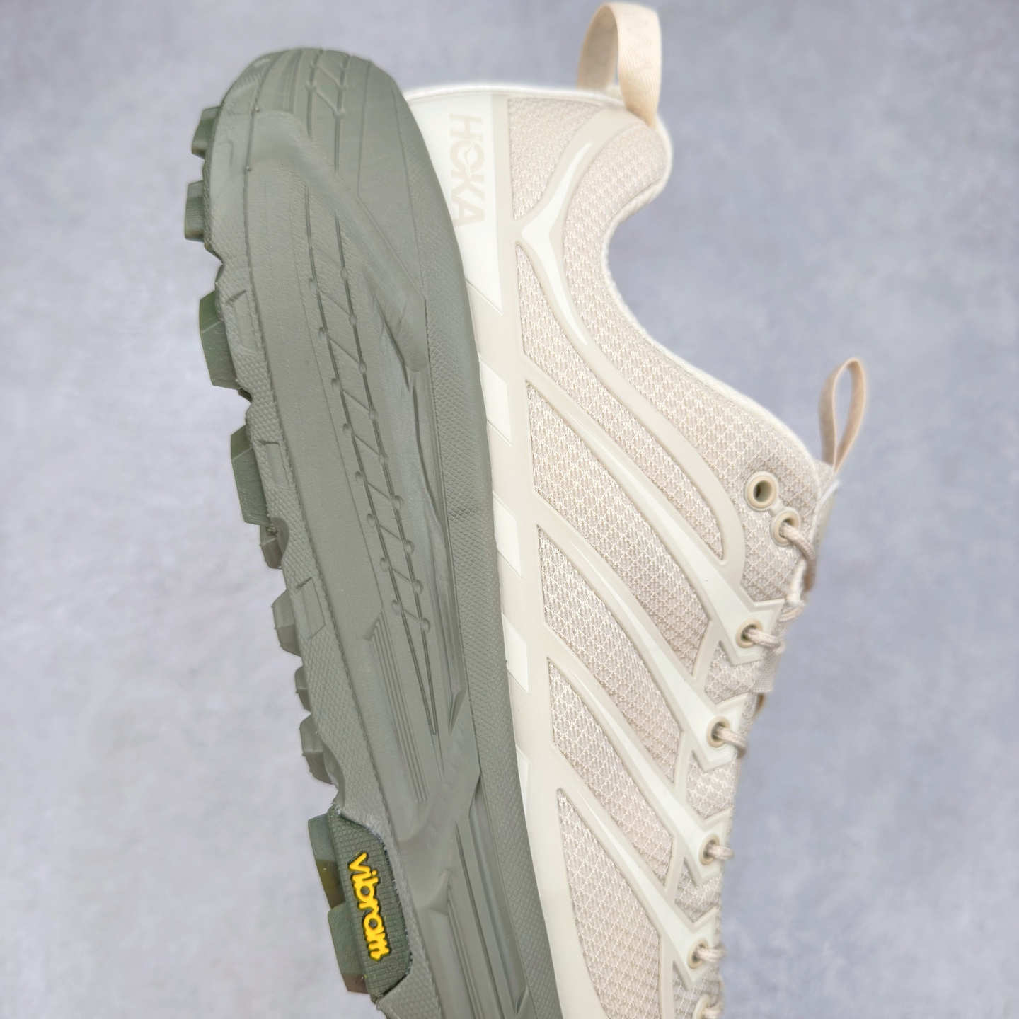 图片[6]-HOKA ONE ONE Mafate Speed 3 Low 玛法特3代系列低帮轻量户外越野休闲运动慢跑鞋 HOKA ONE ONE 最近推出了一个胶囊系列 Origin Story 这个系列里的 Mafate Speed 2 可以说让我日思夜想有一阵子了 最近终于拔草 让我来分享一下这双也是上脚赞到爆的越野跑鞋吧 以阿尔卑斯山脉作为主题将亮黄色与蓝色调覆盖在这经典轮廓之上 配色的呈现效果相当亮眼 以至于很多人买这个配色是用来日常搭配的 鞋面采用超轻的无缝架构 轻薄的TPU贴在透气的鞋面材料上 减轻重量同时也保证了支撑性 鞋底则采用滚动平衡技术 引导跑者回归自然步态 祖传的神奇EVA材质中底依旧是一如既往地表现优秀 能提供充足的缓震 作为HOKA家的越野跑鞋 VIBRAM 橡胶大底也是必不可少的 即便在复杂湿滑的地形 依旧能有良好的抓地力及稳定性 鞋带采用了弹性不易松脱的扁宽弹性鞋带 前掌与中掌部分也进行了加宽 也更加适合亚洲人的脚型 是一款十分全面且足够强悍的户外硬核越野鞋 而这双极其亮眼的越野跑鞋恰好又是在江山一百中参赛的UTMB冠军 Ludovic POMMERET 夺冠时穿着的战靴 这就让它变得更加有吸引力了 用来日常搭配的话短裤是基本不挑 长裤我个人推荐阔腿裤 工装裤以及各种长筒牛仔裤都可以 尺码：36 36.5 37.5 38 38.5 39 40 40.5 41 42 42.5 43 44 44.5 45-选品中心