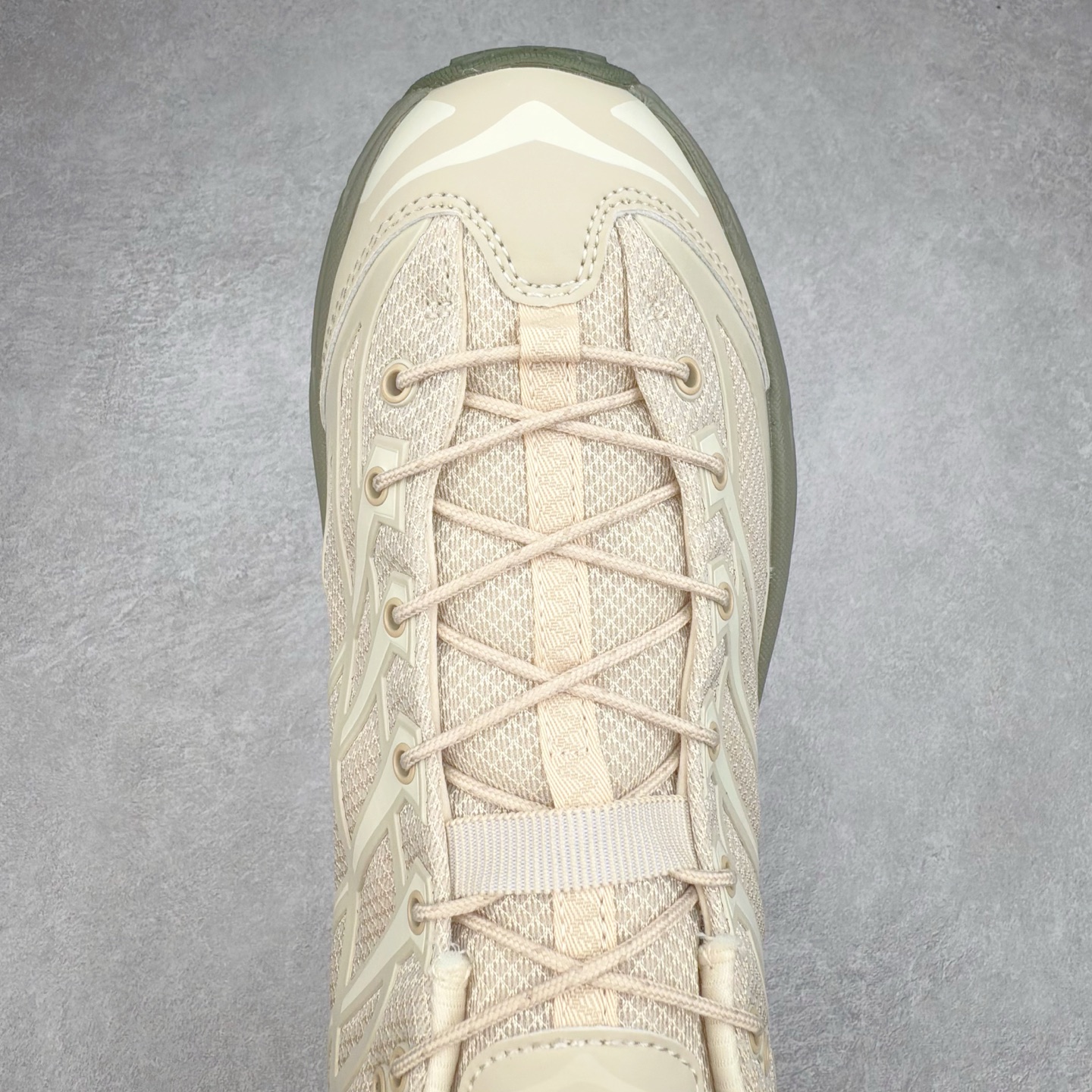 图片[4]-HOKA ONE ONE Mafate Speed 3 Low 玛法特3代系列低帮轻量户外越野休闲运动慢跑鞋 HOKA ONE ONE 最近推出了一个胶囊系列 Origin Story 这个系列里的 Mafate Speed 2 可以说让我日思夜想有一阵子了 最近终于拔草 让我来分享一下这双也是上脚赞到爆的越野跑鞋吧 以阿尔卑斯山脉作为主题将亮黄色与蓝色调覆盖在这经典轮廓之上 配色的呈现效果相当亮眼 以至于很多人买这个配色是用来日常搭配的 鞋面采用超轻的无缝架构 轻薄的TPU贴在透气的鞋面材料上 减轻重量同时也保证了支撑性 鞋底则采用滚动平衡技术 引导跑者回归自然步态 祖传的神奇EVA材质中底依旧是一如既往地表现优秀 能提供充足的缓震 作为HOKA家的越野跑鞋 VIBRAM 橡胶大底也是必不可少的 即便在复杂湿滑的地形 依旧能有良好的抓地力及稳定性 鞋带采用了弹性不易松脱的扁宽弹性鞋带 前掌与中掌部分也进行了加宽 也更加适合亚洲人的脚型 是一款十分全面且足够强悍的户外硬核越野鞋 而这双极其亮眼的越野跑鞋恰好又是在江山一百中参赛的UTMB冠军 Ludovic POMMERET 夺冠时穿着的战靴 这就让它变得更加有吸引力了 用来日常搭配的话短裤是基本不挑 长裤我个人推荐阔腿裤 工装裤以及各种长筒牛仔裤都可以 尺码：36 36.5 37.5 38 38.5 39 40 40.5 41 42 42.5 43 44 44.5 45-选品中心