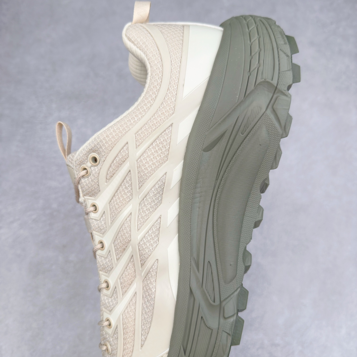 图片[7]-HOKA ONE ONE Mafate Speed 3 Low 玛法特3代系列低帮轻量户外越野休闲运动慢跑鞋 HOKA ONE ONE 最近推出了一个胶囊系列 Origin Story 这个系列里的 Mafate Speed 2 可以说让我日思夜想有一阵子了 最近终于拔草 让我来分享一下这双也是上脚赞到爆的越野跑鞋吧 以阿尔卑斯山脉作为主题将亮黄色与蓝色调覆盖在这经典轮廓之上 配色的呈现效果相当亮眼 以至于很多人买这个配色是用来日常搭配的 鞋面采用超轻的无缝架构 轻薄的TPU贴在透气的鞋面材料上 减轻重量同时也保证了支撑性 鞋底则采用滚动平衡技术 引导跑者回归自然步态 祖传的神奇EVA材质中底依旧是一如既往地表现优秀 能提供充足的缓震 作为HOKA家的越野跑鞋 VIBRAM 橡胶大底也是必不可少的 即便在复杂湿滑的地形 依旧能有良好的抓地力及稳定性 鞋带采用了弹性不易松脱的扁宽弹性鞋带 前掌与中掌部分也进行了加宽 也更加适合亚洲人的脚型 是一款十分全面且足够强悍的户外硬核越野鞋 而这双极其亮眼的越野跑鞋恰好又是在江山一百中参赛的UTMB冠军 Ludovic POMMERET 夺冠时穿着的战靴 这就让它变得更加有吸引力了 用来日常搭配的话短裤是基本不挑 长裤我个人推荐阔腿裤 工装裤以及各种长筒牛仔裤都可以 尺码：36 36.5 37.5 38 38.5 39 40 40.5 41 42 42.5 43 44 44.5 45-选品中心