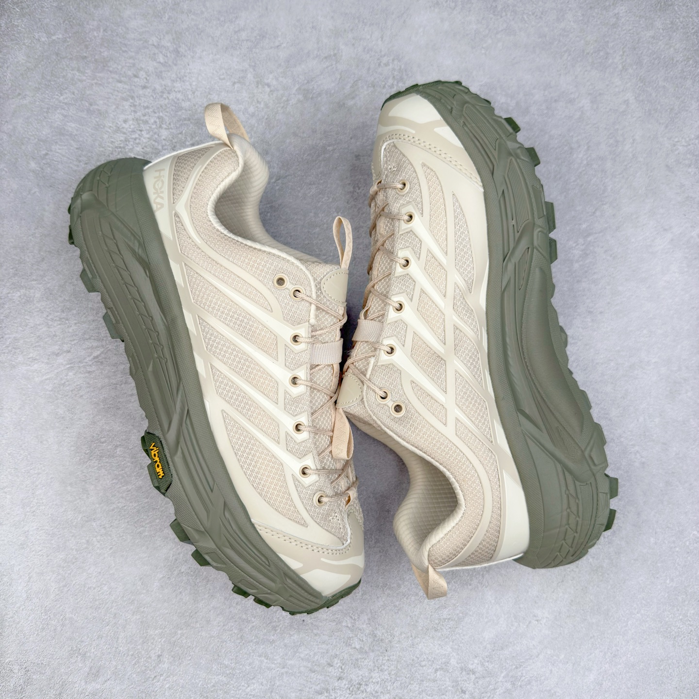 图片[3]-HOKA ONE ONE Mafate Speed 3 Low 玛法特3代系列低帮轻量户外越野休闲运动慢跑鞋 HOKA ONE ONE 最近推出了一个胶囊系列 Origin Story 这个系列里的 Mafate Speed 2 可以说让我日思夜想有一阵子了 最近终于拔草 让我来分享一下这双也是上脚赞到爆的越野跑鞋吧 以阿尔卑斯山脉作为主题将亮黄色与蓝色调覆盖在这经典轮廓之上 配色的呈现效果相当亮眼 以至于很多人买这个配色是用来日常搭配的 鞋面采用超轻的无缝架构 轻薄的TPU贴在透气的鞋面材料上 减轻重量同时也保证了支撑性 鞋底则采用滚动平衡技术 引导跑者回归自然步态 祖传的神奇EVA材质中底依旧是一如既往地表现优秀 能提供充足的缓震 作为HOKA家的越野跑鞋 VIBRAM 橡胶大底也是必不可少的 即便在复杂湿滑的地形 依旧能有良好的抓地力及稳定性 鞋带采用了弹性不易松脱的扁宽弹性鞋带 前掌与中掌部分也进行了加宽 也更加适合亚洲人的脚型 是一款十分全面且足够强悍的户外硬核越野鞋 而这双极其亮眼的越野跑鞋恰好又是在江山一百中参赛的UTMB冠军 Ludovic POMMERET 夺冠时穿着的战靴 这就让它变得更加有吸引力了 用来日常搭配的话短裤是基本不挑 长裤我个人推荐阔腿裤 工装裤以及各种长筒牛仔裤都可以 尺码：36 36.5 37.5 38 38.5 39 40 40.5 41 42 42.5 43 44 44.5 45-选品中心