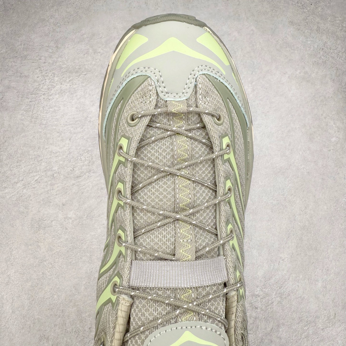 图片[4]-HOKA ONE ONE Mafate Speed 3 Low 玛法特3代系列低帮轻量户外越野休闲运动慢跑鞋 HOKA ONE ONE 最近推出了一个胶囊系列 Origin Story 这个系列里的 Mafate Speed 2 可以说让我日思夜想有一阵子了 最近终于拔草 让我来分享一下这双也是上脚赞到爆的越野跑鞋吧 以阿尔卑斯山脉作为主题将亮黄色与蓝色调覆盖在这经典轮廓之上 配色的呈现效果相当亮眼 以至于很多人买这个配色是用来日常搭配的 鞋面采用超轻的无缝架构 轻薄的TPU贴在透气的鞋面材料上 减轻重量同时也保证了支撑性 鞋底则采用滚动平衡技术 引导跑者回归自然步态 祖传的神奇EVA材质中底依旧是一如既往地表现优秀 能提供充足的缓震 作为HOKA家的越野跑鞋 VIBRAM 橡胶大底也是必不可少的 即便在复杂湿滑的地形 依旧能有良好的抓地力及稳定性 鞋带采用了弹性不易松脱的扁宽弹性鞋带 前掌与中掌部分也进行了加宽 也更加适合亚洲人的脚型 是一款十分全面且足够强悍的户外硬核越野鞋 而这双极其亮眼的越野跑鞋恰好又是在江山一百中参赛的UTMB冠军 Ludovic POMMERET 夺冠时穿着的战靴 这就让它变得更加有吸引力了 用来日常搭配的话短裤是基本不挑 长裤我个人推荐阔腿裤 工装裤以及各种长筒牛仔裤都可以 尺码：36 36.5 37.5 38 38.5 39 40 40.5 41 42 42.5 43 44 44.5 45-选品中心