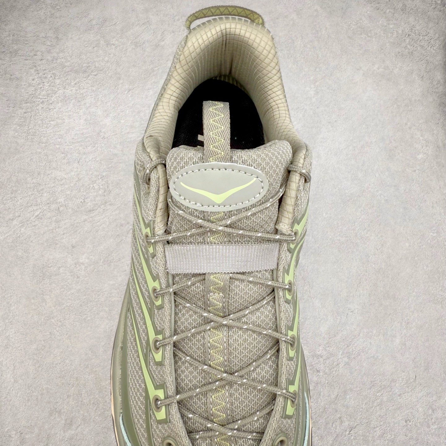 图片[5]-HOKA ONE ONE Mafate Speed 3 Low 玛法特3代系列低帮轻量户外越野休闲运动慢跑鞋 HOKA ONE ONE 最近推出了一个胶囊系列 Origin Story 这个系列里的 Mafate Speed 2 可以说让我日思夜想有一阵子了 最近终于拔草 让我来分享一下这双也是上脚赞到爆的越野跑鞋吧 以阿尔卑斯山脉作为主题将亮黄色与蓝色调覆盖在这经典轮廓之上 配色的呈现效果相当亮眼 以至于很多人买这个配色是用来日常搭配的 鞋面采用超轻的无缝架构 轻薄的TPU贴在透气的鞋面材料上 减轻重量同时也保证了支撑性 鞋底则采用滚动平衡技术 引导跑者回归自然步态 祖传的神奇EVA材质中底依旧是一如既往地表现优秀 能提供充足的缓震 作为HOKA家的越野跑鞋 VIBRAM 橡胶大底也是必不可少的 即便在复杂湿滑的地形 依旧能有良好的抓地力及稳定性 鞋带采用了弹性不易松脱的扁宽弹性鞋带 前掌与中掌部分也进行了加宽 也更加适合亚洲人的脚型 是一款十分全面且足够强悍的户外硬核越野鞋 而这双极其亮眼的越野跑鞋恰好又是在江山一百中参赛的UTMB冠军 Ludovic POMMERET 夺冠时穿着的战靴 这就让它变得更加有吸引力了 用来日常搭配的话短裤是基本不挑 长裤我个人推荐阔腿裤 工装裤以及各种长筒牛仔裤都可以 尺码：36 36.5 37.5 38 38.5 39 40 40.5 41 42 42.5 43 44 44.5 45-选品中心