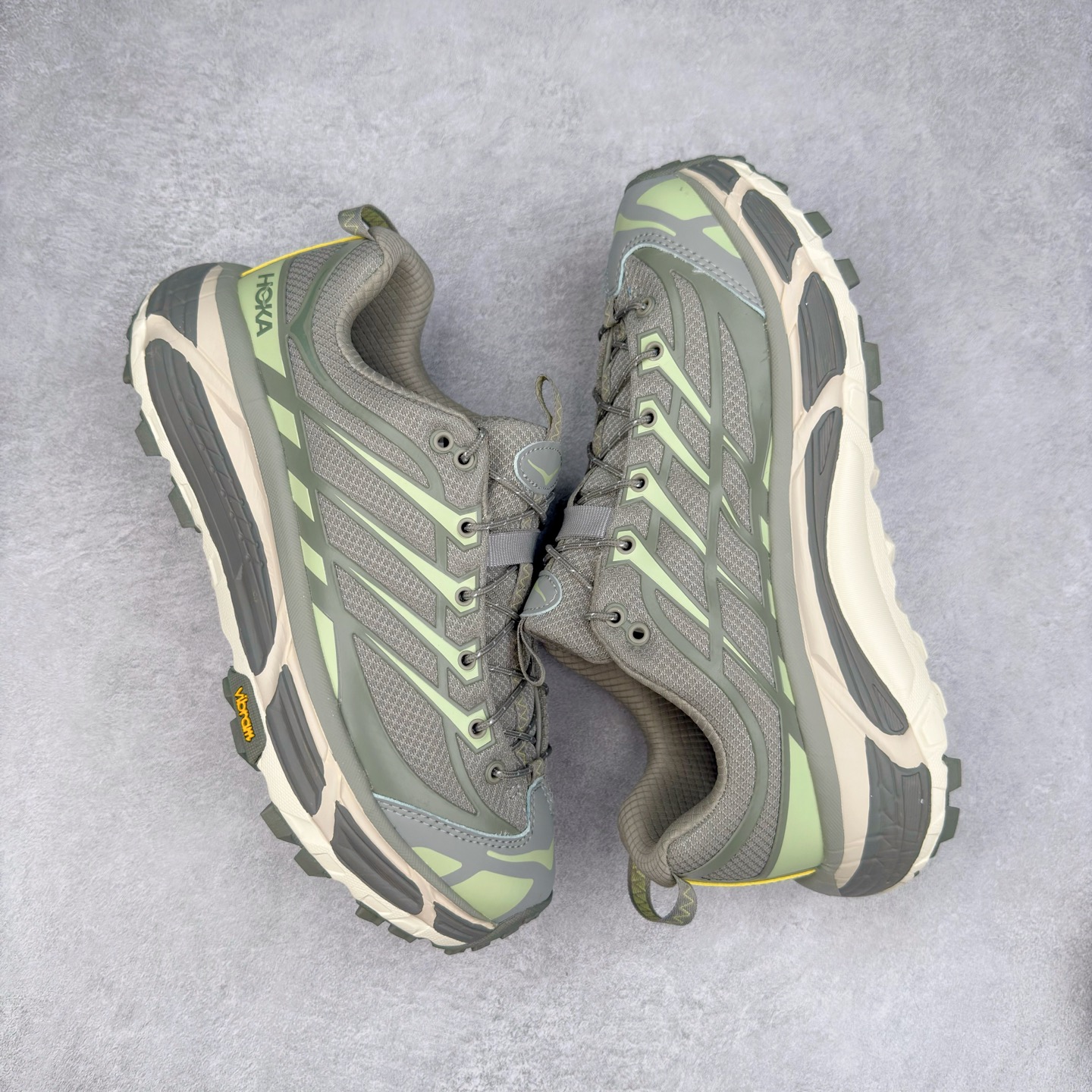 图片[3]-HOKA ONE ONE Mafate Speed 3 Low 玛法特3代系列低帮轻量户外越野休闲运动慢跑鞋 HOKA ONE ONE 最近推出了一个胶囊系列 Origin Story 这个系列里的 Mafate Speed 2 可以说让我日思夜想有一阵子了 最近终于拔草 让我来分享一下这双也是上脚赞到爆的越野跑鞋吧 以阿尔卑斯山脉作为主题将亮黄色与蓝色调覆盖在这经典轮廓之上 配色的呈现效果相当亮眼 以至于很多人买这个配色是用来日常搭配的 鞋面采用超轻的无缝架构 轻薄的TPU贴在透气的鞋面材料上 减轻重量同时也保证了支撑性 鞋底则采用滚动平衡技术 引导跑者回归自然步态 祖传的神奇EVA材质中底依旧是一如既往地表现优秀 能提供充足的缓震 作为HOKA家的越野跑鞋 VIBRAM 橡胶大底也是必不可少的 即便在复杂湿滑的地形 依旧能有良好的抓地力及稳定性 鞋带采用了弹性不易松脱的扁宽弹性鞋带 前掌与中掌部分也进行了加宽 也更加适合亚洲人的脚型 是一款十分全面且足够强悍的户外硬核越野鞋 而这双极其亮眼的越野跑鞋恰好又是在江山一百中参赛的UTMB冠军 Ludovic POMMERET 夺冠时穿着的战靴 这就让它变得更加有吸引力了 用来日常搭配的话短裤是基本不挑 长裤我个人推荐阔腿裤 工装裤以及各种长筒牛仔裤都可以 尺码：36 36.5 37.5 38 38.5 39 40 40.5 41 42 42.5 43 44 44.5 45-选品中心