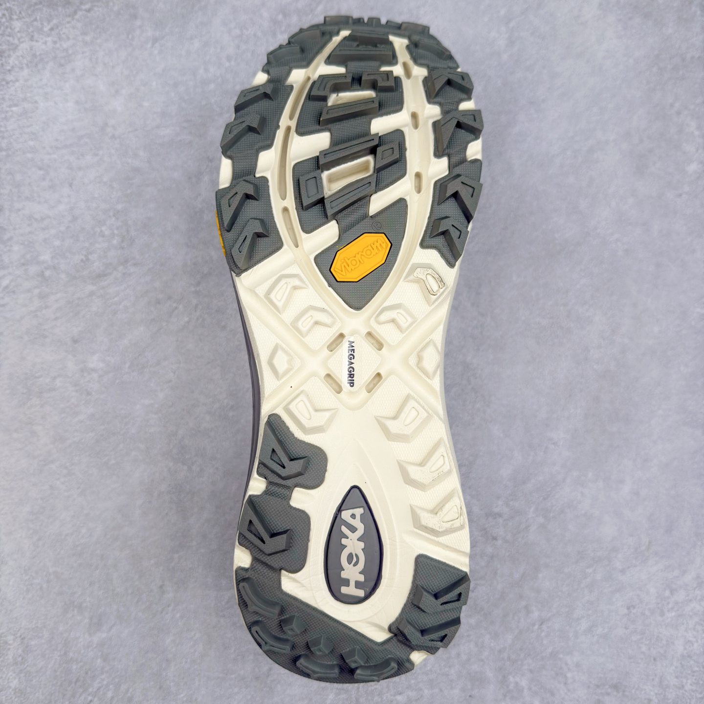 图片[9]-HOKA ONE ONE Mafate Speed 3 Low 玛法特3代系列低帮轻量户外越野休闲运动慢跑鞋 HOKA ONE ONE 最近推出了一个胶囊系列 Origin Story 这个系列里的 Mafate Speed 2 可以说让我日思夜想有一阵子了 最近终于拔草 让我来分享一下这双也是上脚赞到爆的越野跑鞋吧 以阿尔卑斯山脉作为主题将亮黄色与蓝色调覆盖在这经典轮廓之上 配色的呈现效果相当亮眼 以至于很多人买这个配色是用来日常搭配的 鞋面采用超轻的无缝架构 轻薄的TPU贴在透气的鞋面材料上 减轻重量同时也保证了支撑性 鞋底则采用滚动平衡技术 引导跑者回归自然步态 祖传的神奇EVA材质中底依旧是一如既往地表现优秀 能提供充足的缓震 作为HOKA家的越野跑鞋 VIBRAM 橡胶大底也是必不可少的 即便在复杂湿滑的地形 依旧能有良好的抓地力及稳定性 鞋带采用了弹性不易松脱的扁宽弹性鞋带 前掌与中掌部分也进行了加宽 也更加适合亚洲人的脚型 是一款十分全面且足够强悍的户外硬核越野鞋 而这双极其亮眼的越野跑鞋恰好又是在江山一百中参赛的UTMB冠军 Ludovic POMMERET 夺冠时穿着的战靴 这就让它变得更加有吸引力了 用来日常搭配的话短裤是基本不挑 长裤我个人推荐阔腿裤 工装裤以及各种长筒牛仔裤都可以 尺码：36 36.5 37.5 38 38.5 39 40 40.5 41 42 42.5 43 44 44.5 45-选品中心