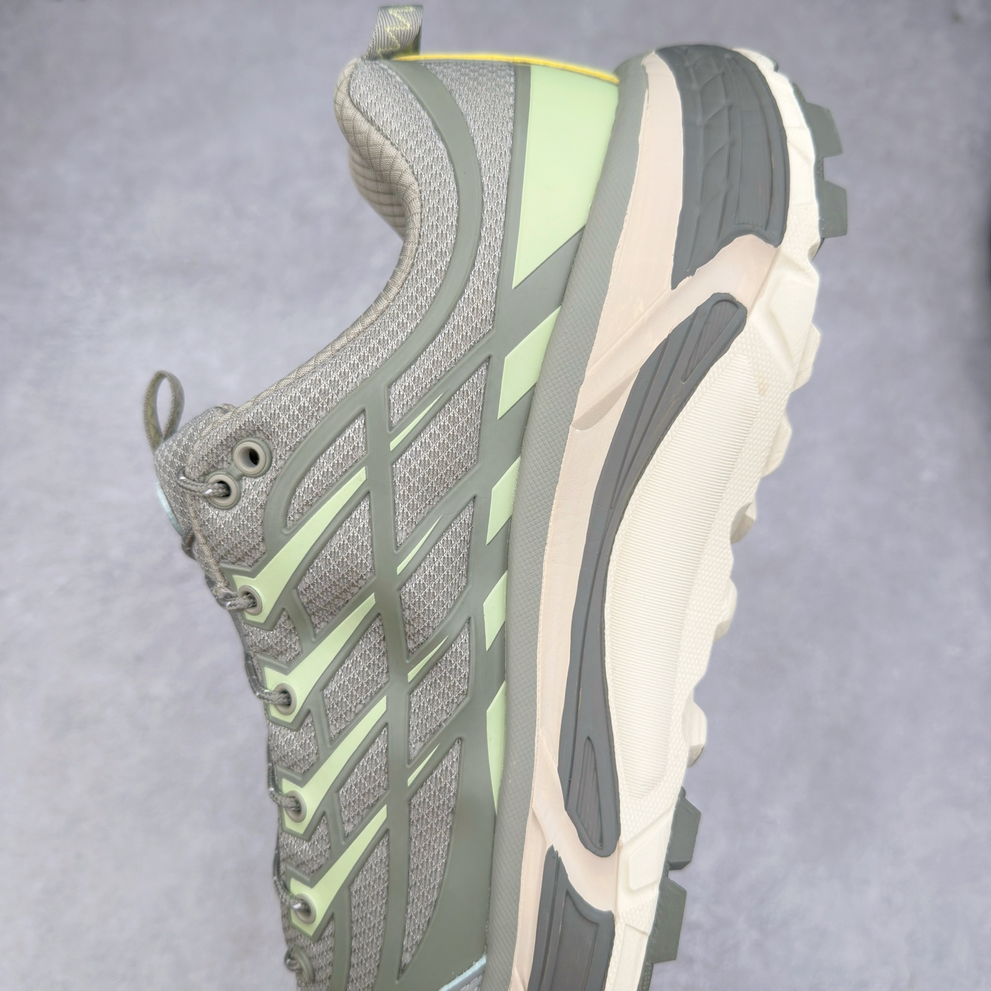 图片[7]-HOKA ONE ONE Mafate Speed 3 Low 玛法特3代系列低帮轻量户外越野休闲运动慢跑鞋 HOKA ONE ONE 最近推出了一个胶囊系列 Origin Story 这个系列里的 Mafate Speed 2 可以说让我日思夜想有一阵子了 最近终于拔草 让我来分享一下这双也是上脚赞到爆的越野跑鞋吧 以阿尔卑斯山脉作为主题将亮黄色与蓝色调覆盖在这经典轮廓之上 配色的呈现效果相当亮眼 以至于很多人买这个配色是用来日常搭配的 鞋面采用超轻的无缝架构 轻薄的TPU贴在透气的鞋面材料上 减轻重量同时也保证了支撑性 鞋底则采用滚动平衡技术 引导跑者回归自然步态 祖传的神奇EVA材质中底依旧是一如既往地表现优秀 能提供充足的缓震 作为HOKA家的越野跑鞋 VIBRAM 橡胶大底也是必不可少的 即便在复杂湿滑的地形 依旧能有良好的抓地力及稳定性 鞋带采用了弹性不易松脱的扁宽弹性鞋带 前掌与中掌部分也进行了加宽 也更加适合亚洲人的脚型 是一款十分全面且足够强悍的户外硬核越野鞋 而这双极其亮眼的越野跑鞋恰好又是在江山一百中参赛的UTMB冠军 Ludovic POMMERET 夺冠时穿着的战靴 这就让它变得更加有吸引力了 用来日常搭配的话短裤是基本不挑 长裤我个人推荐阔腿裤 工装裤以及各种长筒牛仔裤都可以 尺码：36 36.5 37.5 38 38.5 39 40 40.5 41 42 42.5 43 44 44.5 45-选品中心