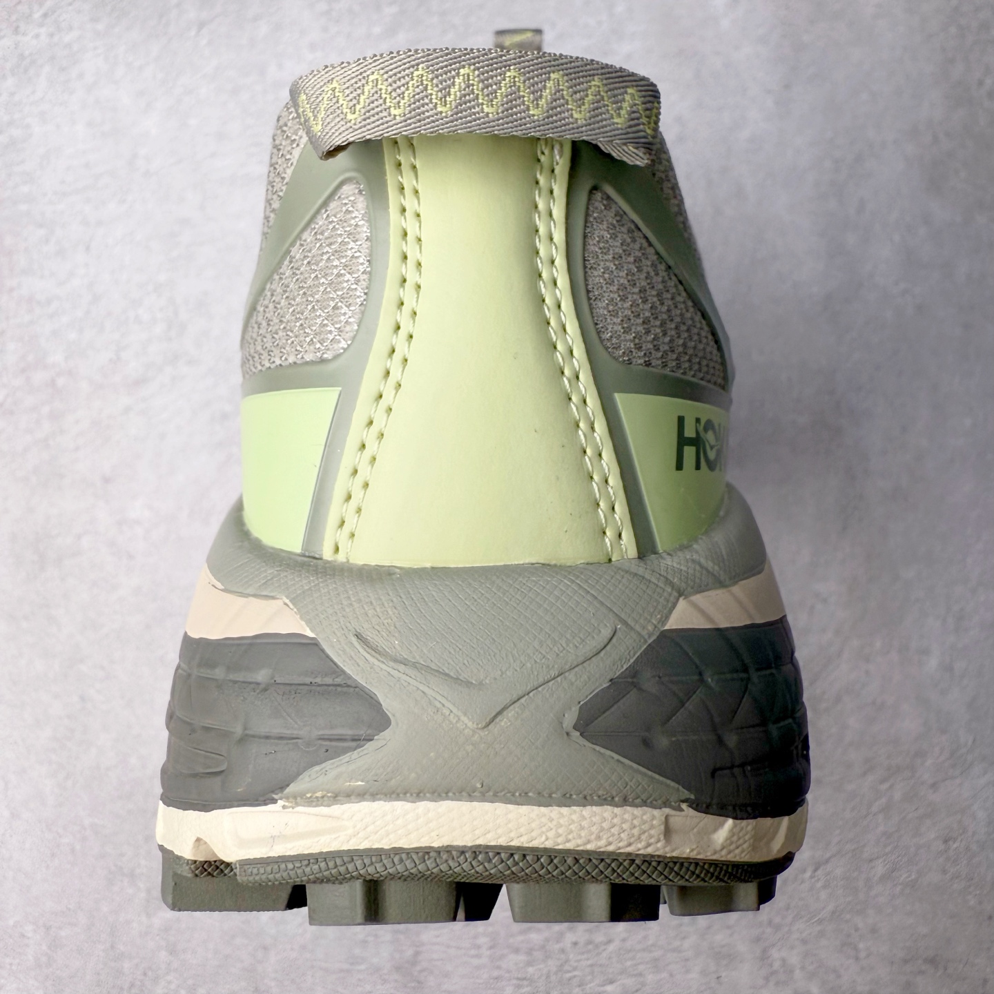 图片[8]-HOKA ONE ONE Mafate Speed 3 Low 玛法特3代系列低帮轻量户外越野休闲运动慢跑鞋 HOKA ONE ONE 最近推出了一个胶囊系列 Origin Story 这个系列里的 Mafate Speed 2 可以说让我日思夜想有一阵子了 最近终于拔草 让我来分享一下这双也是上脚赞到爆的越野跑鞋吧 以阿尔卑斯山脉作为主题将亮黄色与蓝色调覆盖在这经典轮廓之上 配色的呈现效果相当亮眼 以至于很多人买这个配色是用来日常搭配的 鞋面采用超轻的无缝架构 轻薄的TPU贴在透气的鞋面材料上 减轻重量同时也保证了支撑性 鞋底则采用滚动平衡技术 引导跑者回归自然步态 祖传的神奇EVA材质中底依旧是一如既往地表现优秀 能提供充足的缓震 作为HOKA家的越野跑鞋 VIBRAM 橡胶大底也是必不可少的 即便在复杂湿滑的地形 依旧能有良好的抓地力及稳定性 鞋带采用了弹性不易松脱的扁宽弹性鞋带 前掌与中掌部分也进行了加宽 也更加适合亚洲人的脚型 是一款十分全面且足够强悍的户外硬核越野鞋 而这双极其亮眼的越野跑鞋恰好又是在江山一百中参赛的UTMB冠军 Ludovic POMMERET 夺冠时穿着的战靴 这就让它变得更加有吸引力了 用来日常搭配的话短裤是基本不挑 长裤我个人推荐阔腿裤 工装裤以及各种长筒牛仔裤都可以 尺码：36 36.5 37.5 38 38.5 39 40 40.5 41 42 42.5 43 44 44.5 45-选品中心