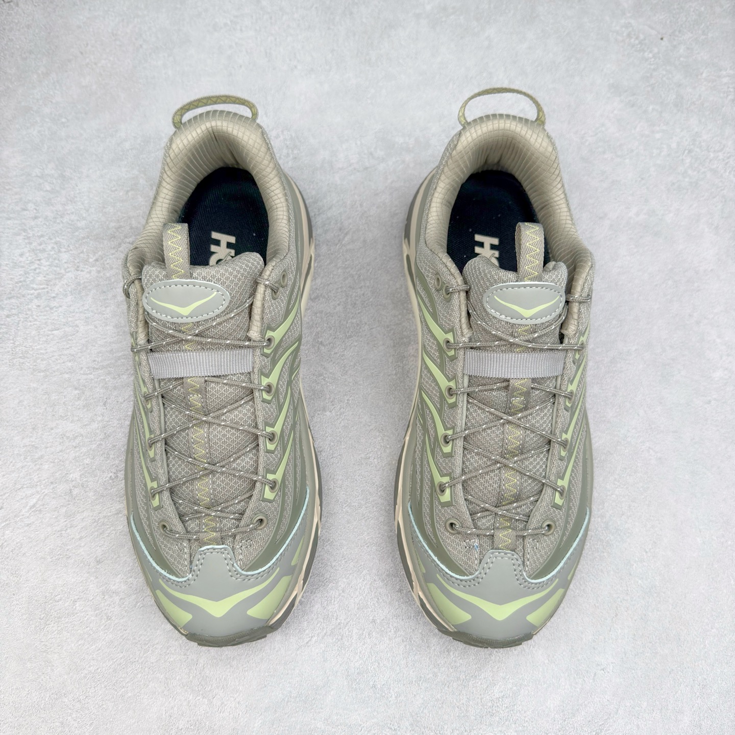 图片[2]-HOKA ONE ONE Mafate Speed 3 Low 玛法特3代系列低帮轻量户外越野休闲运动慢跑鞋 HOKA ONE ONE 最近推出了一个胶囊系列 Origin Story 这个系列里的 Mafate Speed 2 可以说让我日思夜想有一阵子了 最近终于拔草 让我来分享一下这双也是上脚赞到爆的越野跑鞋吧 以阿尔卑斯山脉作为主题将亮黄色与蓝色调覆盖在这经典轮廓之上 配色的呈现效果相当亮眼 以至于很多人买这个配色是用来日常搭配的 鞋面采用超轻的无缝架构 轻薄的TPU贴在透气的鞋面材料上 减轻重量同时也保证了支撑性 鞋底则采用滚动平衡技术 引导跑者回归自然步态 祖传的神奇EVA材质中底依旧是一如既往地表现优秀 能提供充足的缓震 作为HOKA家的越野跑鞋 VIBRAM 橡胶大底也是必不可少的 即便在复杂湿滑的地形 依旧能有良好的抓地力及稳定性 鞋带采用了弹性不易松脱的扁宽弹性鞋带 前掌与中掌部分也进行了加宽 也更加适合亚洲人的脚型 是一款十分全面且足够强悍的户外硬核越野鞋 而这双极其亮眼的越野跑鞋恰好又是在江山一百中参赛的UTMB冠军 Ludovic POMMERET 夺冠时穿着的战靴 这就让它变得更加有吸引力了 用来日常搭配的话短裤是基本不挑 长裤我个人推荐阔腿裤 工装裤以及各种长筒牛仔裤都可以 尺码：36 36.5 37.5 38 38.5 39 40 40.5 41 42 42.5 43 44 44.5 45-选品中心