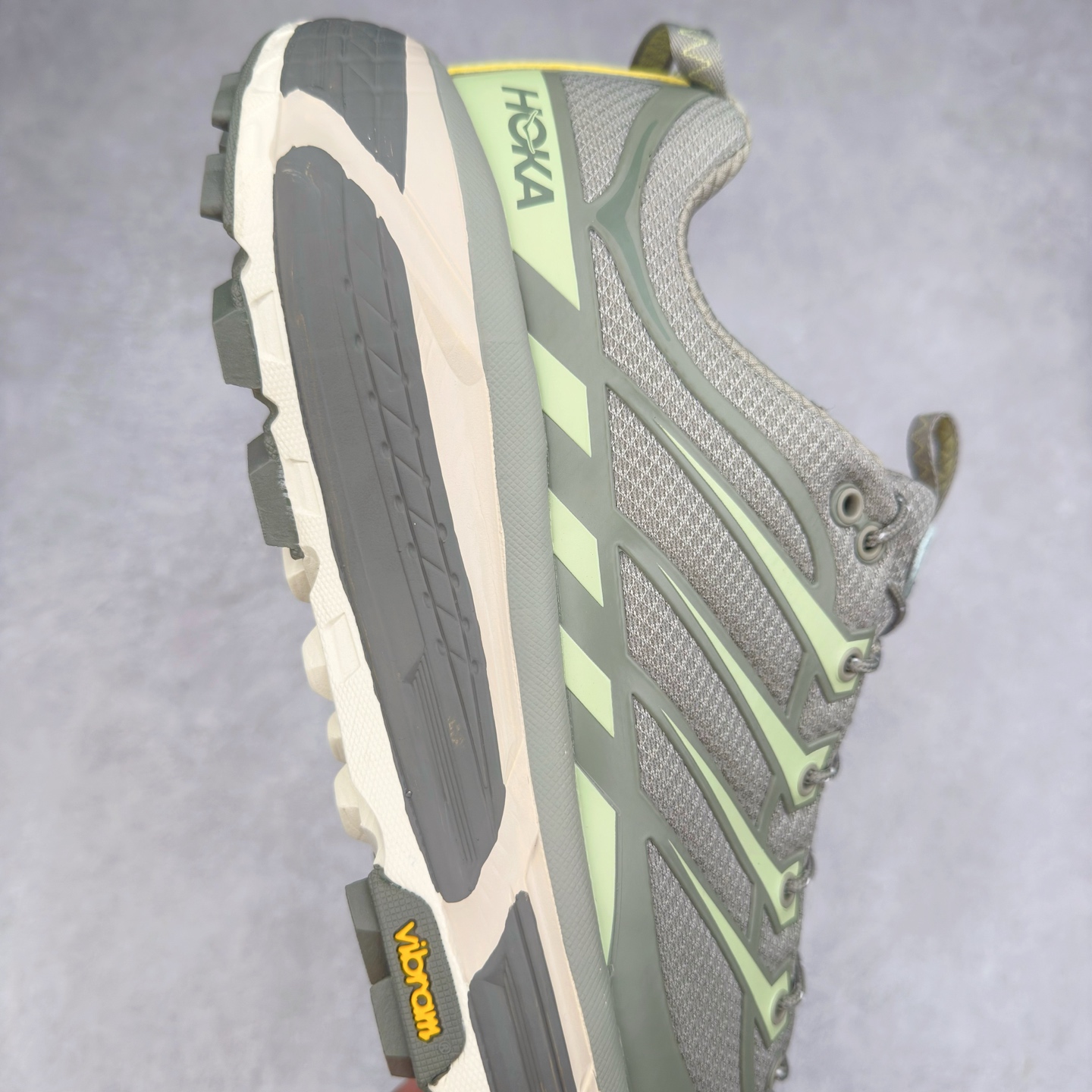 图片[6]-HOKA ONE ONE Mafate Speed 3 Low 玛法特3代系列低帮轻量户外越野休闲运动慢跑鞋 HOKA ONE ONE 最近推出了一个胶囊系列 Origin Story 这个系列里的 Mafate Speed 2 可以说让我日思夜想有一阵子了 最近终于拔草 让我来分享一下这双也是上脚赞到爆的越野跑鞋吧 以阿尔卑斯山脉作为主题将亮黄色与蓝色调覆盖在这经典轮廓之上 配色的呈现效果相当亮眼 以至于很多人买这个配色是用来日常搭配的 鞋面采用超轻的无缝架构 轻薄的TPU贴在透气的鞋面材料上 减轻重量同时也保证了支撑性 鞋底则采用滚动平衡技术 引导跑者回归自然步态 祖传的神奇EVA材质中底依旧是一如既往地表现优秀 能提供充足的缓震 作为HOKA家的越野跑鞋 VIBRAM 橡胶大底也是必不可少的 即便在复杂湿滑的地形 依旧能有良好的抓地力及稳定性 鞋带采用了弹性不易松脱的扁宽弹性鞋带 前掌与中掌部分也进行了加宽 也更加适合亚洲人的脚型 是一款十分全面且足够强悍的户外硬核越野鞋 而这双极其亮眼的越野跑鞋恰好又是在江山一百中参赛的UTMB冠军 Ludovic POMMERET 夺冠时穿着的战靴 这就让它变得更加有吸引力了 用来日常搭配的话短裤是基本不挑 长裤我个人推荐阔腿裤 工装裤以及各种长筒牛仔裤都可以 尺码：36 36.5 37.5 38 38.5 39 40 40.5 41 42 42.5 43 44 44.5 45-选品中心