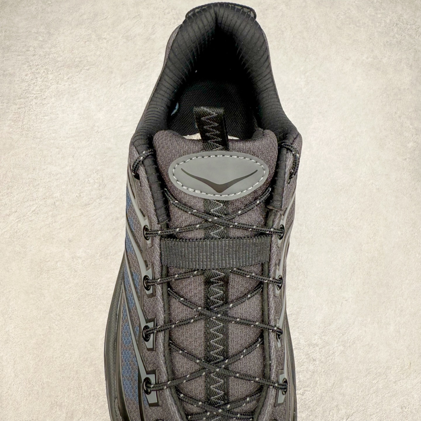 图片[5]-HOKA ONE ONE Mafate Speed 3 Low 玛法特3代系列低帮轻量户外越野休闲运动慢跑鞋 HOKA ONE ONE 最近推出了一个胶囊系列 Origin Story 这个系列里的 Mafate Speed 2 可以说让我日思夜想有一阵子了 最近终于拔草 让我来分享一下这双也是上脚赞到爆的越野跑鞋吧 以阿尔卑斯山脉作为主题将亮黄色与蓝色调覆盖在这经典轮廓之上 配色的呈现效果相当亮眼 以至于很多人买这个配色是用来日常搭配的 鞋面采用超轻的无缝架构 轻薄的TPU贴在透气的鞋面材料上 减轻重量同时也保证了支撑性 鞋底则采用滚动平衡技术 引导跑者回归自然步态 祖传的神奇EVA材质中底依旧是一如既往地表现优秀 能提供充足的缓震 作为HOKA家的越野跑鞋 VIBRAM 橡胶大底也是必不可少的 即便在复杂湿滑的地形 依旧能有良好的抓地力及稳定性 鞋带采用了弹性不易松脱的扁宽弹性鞋带 前掌与中掌部分也进行了加宽 也更加适合亚洲人的脚型 是一款十分全面且足够强悍的户外硬核越野鞋 而这双极其亮眼的越野跑鞋恰好又是在江山一百中参赛的UTMB冠军 Ludovic POMMERET 夺冠时穿着的战靴 这就让它变得更加有吸引力了 用来日常搭配的话短裤是基本不挑 长裤我个人推荐阔腿裤 工装裤以及各种长筒牛仔裤都可以 尺码：36 36.5 37.5 38 38.5 39 40 40.5 41 42 42.5 43 44 44.5 45-选品中心