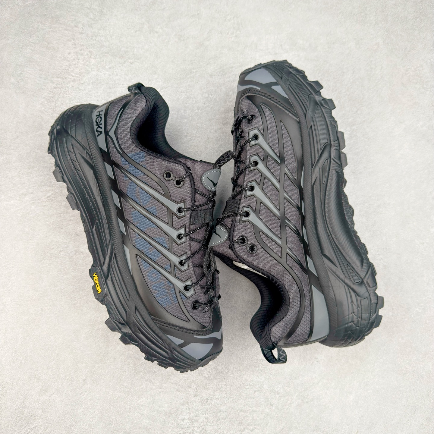 图片[3]-HOKA ONE ONE Mafate Speed 3 Low 玛法特3代系列低帮轻量户外越野休闲运动慢跑鞋 HOKA ONE ONE 最近推出了一个胶囊系列 Origin Story 这个系列里的 Mafate Speed 2 可以说让我日思夜想有一阵子了 最近终于拔草 让我来分享一下这双也是上脚赞到爆的越野跑鞋吧 以阿尔卑斯山脉作为主题将亮黄色与蓝色调覆盖在这经典轮廓之上 配色的呈现效果相当亮眼 以至于很多人买这个配色是用来日常搭配的 鞋面采用超轻的无缝架构 轻薄的TPU贴在透气的鞋面材料上 减轻重量同时也保证了支撑性 鞋底则采用滚动平衡技术 引导跑者回归自然步态 祖传的神奇EVA材质中底依旧是一如既往地表现优秀 能提供充足的缓震 作为HOKA家的越野跑鞋 VIBRAM 橡胶大底也是必不可少的 即便在复杂湿滑的地形 依旧能有良好的抓地力及稳定性 鞋带采用了弹性不易松脱的扁宽弹性鞋带 前掌与中掌部分也进行了加宽 也更加适合亚洲人的脚型 是一款十分全面且足够强悍的户外硬核越野鞋 而这双极其亮眼的越野跑鞋恰好又是在江山一百中参赛的UTMB冠军 Ludovic POMMERET 夺冠时穿着的战靴 这就让它变得更加有吸引力了 用来日常搭配的话短裤是基本不挑 长裤我个人推荐阔腿裤 工装裤以及各种长筒牛仔裤都可以 尺码：36 36.5 37.5 38 38.5 39 40 40.5 41 42 42.5 43 44 44.5 45-选品中心