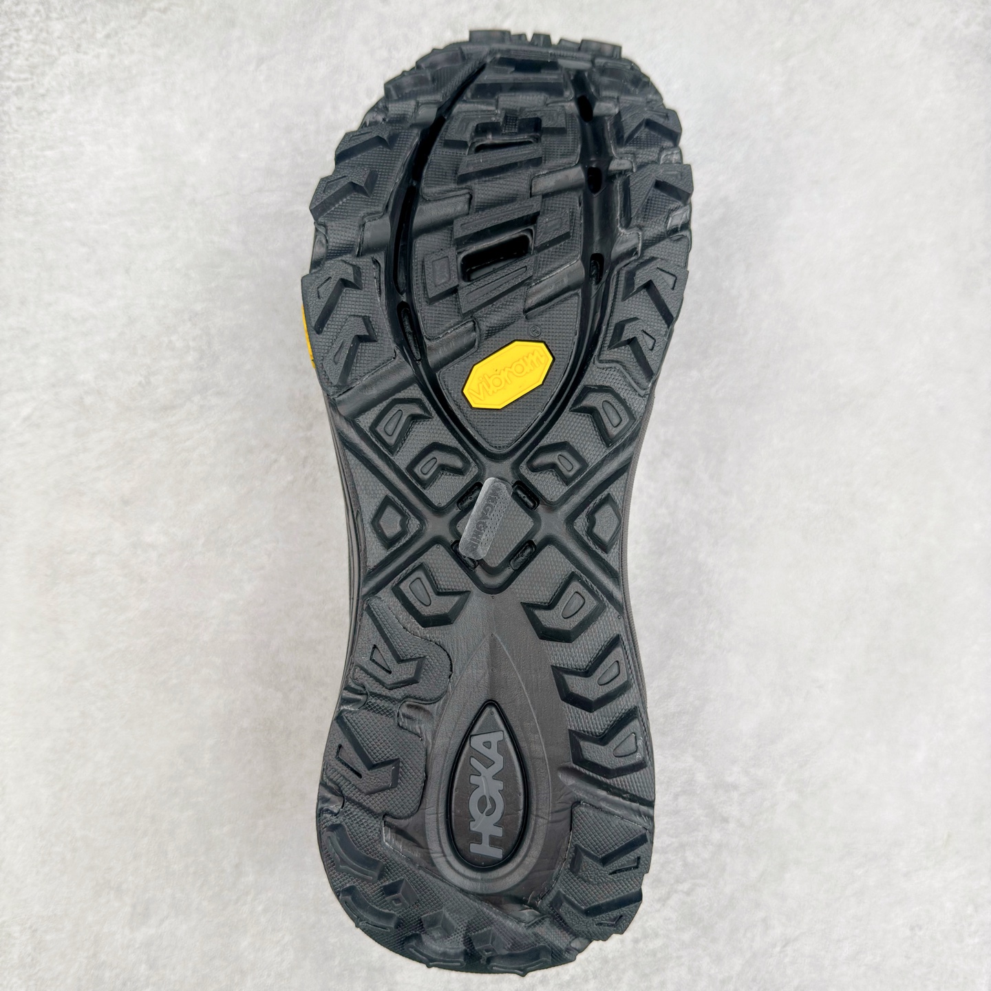 图片[9]-HOKA ONE ONE Mafate Speed 3 Low 玛法特3代系列低帮轻量户外越野休闲运动慢跑鞋 HOKA ONE ONE 最近推出了一个胶囊系列 Origin Story 这个系列里的 Mafate Speed 2 可以说让我日思夜想有一阵子了 最近终于拔草 让我来分享一下这双也是上脚赞到爆的越野跑鞋吧 以阿尔卑斯山脉作为主题将亮黄色与蓝色调覆盖在这经典轮廓之上 配色的呈现效果相当亮眼 以至于很多人买这个配色是用来日常搭配的 鞋面采用超轻的无缝架构 轻薄的TPU贴在透气的鞋面材料上 减轻重量同时也保证了支撑性 鞋底则采用滚动平衡技术 引导跑者回归自然步态 祖传的神奇EVA材质中底依旧是一如既往地表现优秀 能提供充足的缓震 作为HOKA家的越野跑鞋 VIBRAM 橡胶大底也是必不可少的 即便在复杂湿滑的地形 依旧能有良好的抓地力及稳定性 鞋带采用了弹性不易松脱的扁宽弹性鞋带 前掌与中掌部分也进行了加宽 也更加适合亚洲人的脚型 是一款十分全面且足够强悍的户外硬核越野鞋 而这双极其亮眼的越野跑鞋恰好又是在江山一百中参赛的UTMB冠军 Ludovic POMMERET 夺冠时穿着的战靴 这就让它变得更加有吸引力了 用来日常搭配的话短裤是基本不挑 长裤我个人推荐阔腿裤 工装裤以及各种长筒牛仔裤都可以 尺码：36 36.5 37.5 38 38.5 39 40 40.5 41 42 42.5 43 44 44.5 45-选品中心