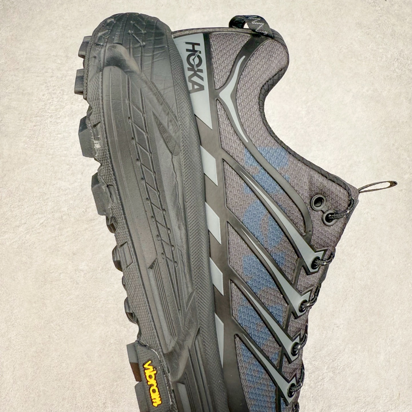 图片[6]-HOKA ONE ONE Mafate Speed 3 Low 玛法特3代系列低帮轻量户外越野休闲运动慢跑鞋 HOKA ONE ONE 最近推出了一个胶囊系列 Origin Story 这个系列里的 Mafate Speed 2 可以说让我日思夜想有一阵子了 最近终于拔草 让我来分享一下这双也是上脚赞到爆的越野跑鞋吧 以阿尔卑斯山脉作为主题将亮黄色与蓝色调覆盖在这经典轮廓之上 配色的呈现效果相当亮眼 以至于很多人买这个配色是用来日常搭配的 鞋面采用超轻的无缝架构 轻薄的TPU贴在透气的鞋面材料上 减轻重量同时也保证了支撑性 鞋底则采用滚动平衡技术 引导跑者回归自然步态 祖传的神奇EVA材质中底依旧是一如既往地表现优秀 能提供充足的缓震 作为HOKA家的越野跑鞋 VIBRAM 橡胶大底也是必不可少的 即便在复杂湿滑的地形 依旧能有良好的抓地力及稳定性 鞋带采用了弹性不易松脱的扁宽弹性鞋带 前掌与中掌部分也进行了加宽 也更加适合亚洲人的脚型 是一款十分全面且足够强悍的户外硬核越野鞋 而这双极其亮眼的越野跑鞋恰好又是在江山一百中参赛的UTMB冠军 Ludovic POMMERET 夺冠时穿着的战靴 这就让它变得更加有吸引力了 用来日常搭配的话短裤是基本不挑 长裤我个人推荐阔腿裤 工装裤以及各种长筒牛仔裤都可以 尺码：36 36.5 37.5 38 38.5 39 40 40.5 41 42 42.5 43 44 44.5 45-选品中心