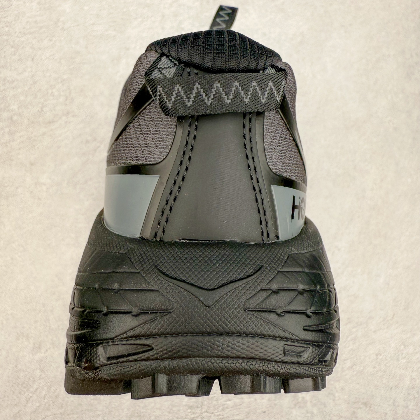 图片[8]-HOKA ONE ONE Mafate Speed 3 Low 玛法特3代系列低帮轻量户外越野休闲运动慢跑鞋 HOKA ONE ONE 最近推出了一个胶囊系列 Origin Story 这个系列里的 Mafate Speed 2 可以说让我日思夜想有一阵子了 最近终于拔草 让我来分享一下这双也是上脚赞到爆的越野跑鞋吧 以阿尔卑斯山脉作为主题将亮黄色与蓝色调覆盖在这经典轮廓之上 配色的呈现效果相当亮眼 以至于很多人买这个配色是用来日常搭配的 鞋面采用超轻的无缝架构 轻薄的TPU贴在透气的鞋面材料上 减轻重量同时也保证了支撑性 鞋底则采用滚动平衡技术 引导跑者回归自然步态 祖传的神奇EVA材质中底依旧是一如既往地表现优秀 能提供充足的缓震 作为HOKA家的越野跑鞋 VIBRAM 橡胶大底也是必不可少的 即便在复杂湿滑的地形 依旧能有良好的抓地力及稳定性 鞋带采用了弹性不易松脱的扁宽弹性鞋带 前掌与中掌部分也进行了加宽 也更加适合亚洲人的脚型 是一款十分全面且足够强悍的户外硬核越野鞋 而这双极其亮眼的越野跑鞋恰好又是在江山一百中参赛的UTMB冠军 Ludovic POMMERET 夺冠时穿着的战靴 这就让它变得更加有吸引力了 用来日常搭配的话短裤是基本不挑 长裤我个人推荐阔腿裤 工装裤以及各种长筒牛仔裤都可以 尺码：36 36.5 37.5 38 38.5 39 40 40.5 41 42 42.5 43 44 44.5 45-选品中心