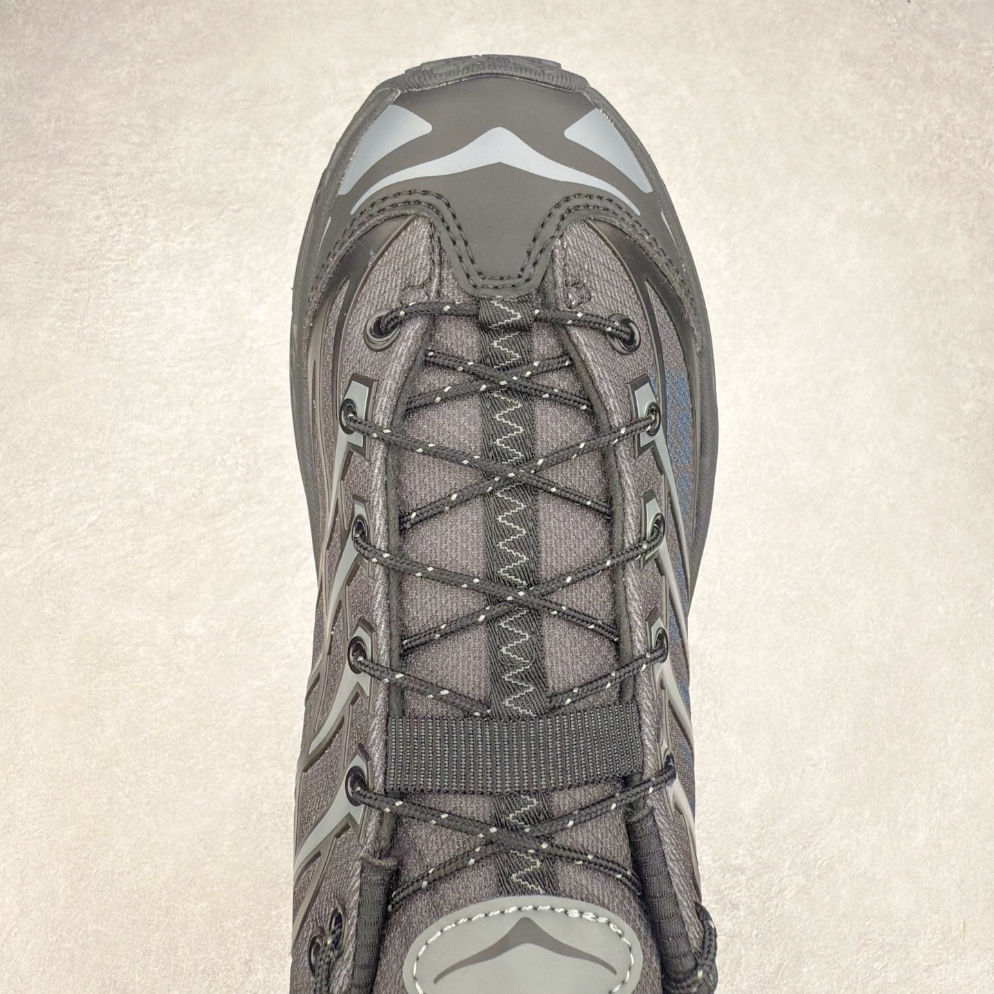 图片[4]-HOKA ONE ONE Mafate Speed 3 Low 玛法特3代系列低帮轻量户外越野休闲运动慢跑鞋 HOKA ONE ONE 最近推出了一个胶囊系列 Origin Story 这个系列里的 Mafate Speed 2 可以说让我日思夜想有一阵子了 最近终于拔草 让我来分享一下这双也是上脚赞到爆的越野跑鞋吧 以阿尔卑斯山脉作为主题将亮黄色与蓝色调覆盖在这经典轮廓之上 配色的呈现效果相当亮眼 以至于很多人买这个配色是用来日常搭配的 鞋面采用超轻的无缝架构 轻薄的TPU贴在透气的鞋面材料上 减轻重量同时也保证了支撑性 鞋底则采用滚动平衡技术 引导跑者回归自然步态 祖传的神奇EVA材质中底依旧是一如既往地表现优秀 能提供充足的缓震 作为HOKA家的越野跑鞋 VIBRAM 橡胶大底也是必不可少的 即便在复杂湿滑的地形 依旧能有良好的抓地力及稳定性 鞋带采用了弹性不易松脱的扁宽弹性鞋带 前掌与中掌部分也进行了加宽 也更加适合亚洲人的脚型 是一款十分全面且足够强悍的户外硬核越野鞋 而这双极其亮眼的越野跑鞋恰好又是在江山一百中参赛的UTMB冠军 Ludovic POMMERET 夺冠时穿着的战靴 这就让它变得更加有吸引力了 用来日常搭配的话短裤是基本不挑 长裤我个人推荐阔腿裤 工装裤以及各种长筒牛仔裤都可以 尺码：36 36.5 37.5 38 38.5 39 40 40.5 41 42 42.5 43 44 44.5 45-选品中心