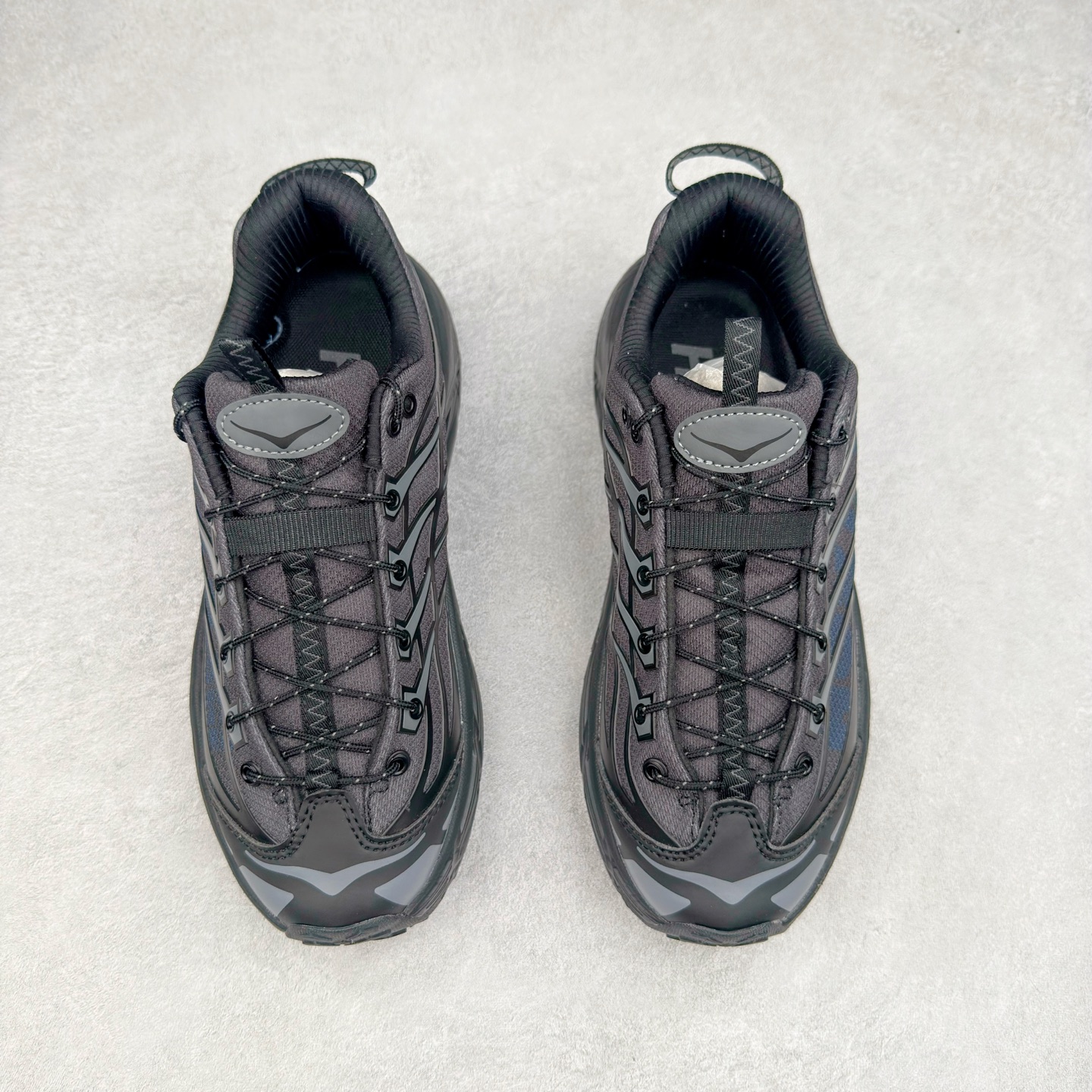 图片[2]-HOKA ONE ONE Mafate Speed 3 Low 玛法特3代系列低帮轻量户外越野休闲运动慢跑鞋 HOKA ONE ONE 最近推出了一个胶囊系列 Origin Story 这个系列里的 Mafate Speed 2 可以说让我日思夜想有一阵子了 最近终于拔草 让我来分享一下这双也是上脚赞到爆的越野跑鞋吧 以阿尔卑斯山脉作为主题将亮黄色与蓝色调覆盖在这经典轮廓之上 配色的呈现效果相当亮眼 以至于很多人买这个配色是用来日常搭配的 鞋面采用超轻的无缝架构 轻薄的TPU贴在透气的鞋面材料上 减轻重量同时也保证了支撑性 鞋底则采用滚动平衡技术 引导跑者回归自然步态 祖传的神奇EVA材质中底依旧是一如既往地表现优秀 能提供充足的缓震 作为HOKA家的越野跑鞋 VIBRAM 橡胶大底也是必不可少的 即便在复杂湿滑的地形 依旧能有良好的抓地力及稳定性 鞋带采用了弹性不易松脱的扁宽弹性鞋带 前掌与中掌部分也进行了加宽 也更加适合亚洲人的脚型 是一款十分全面且足够强悍的户外硬核越野鞋 而这双极其亮眼的越野跑鞋恰好又是在江山一百中参赛的UTMB冠军 Ludovic POMMERET 夺冠时穿着的战靴 这就让它变得更加有吸引力了 用来日常搭配的话短裤是基本不挑 长裤我个人推荐阔腿裤 工装裤以及各种长筒牛仔裤都可以 尺码：36 36.5 37.5 38 38.5 39 40 40.5 41 42 42.5 43 44 44.5 45-选品中心