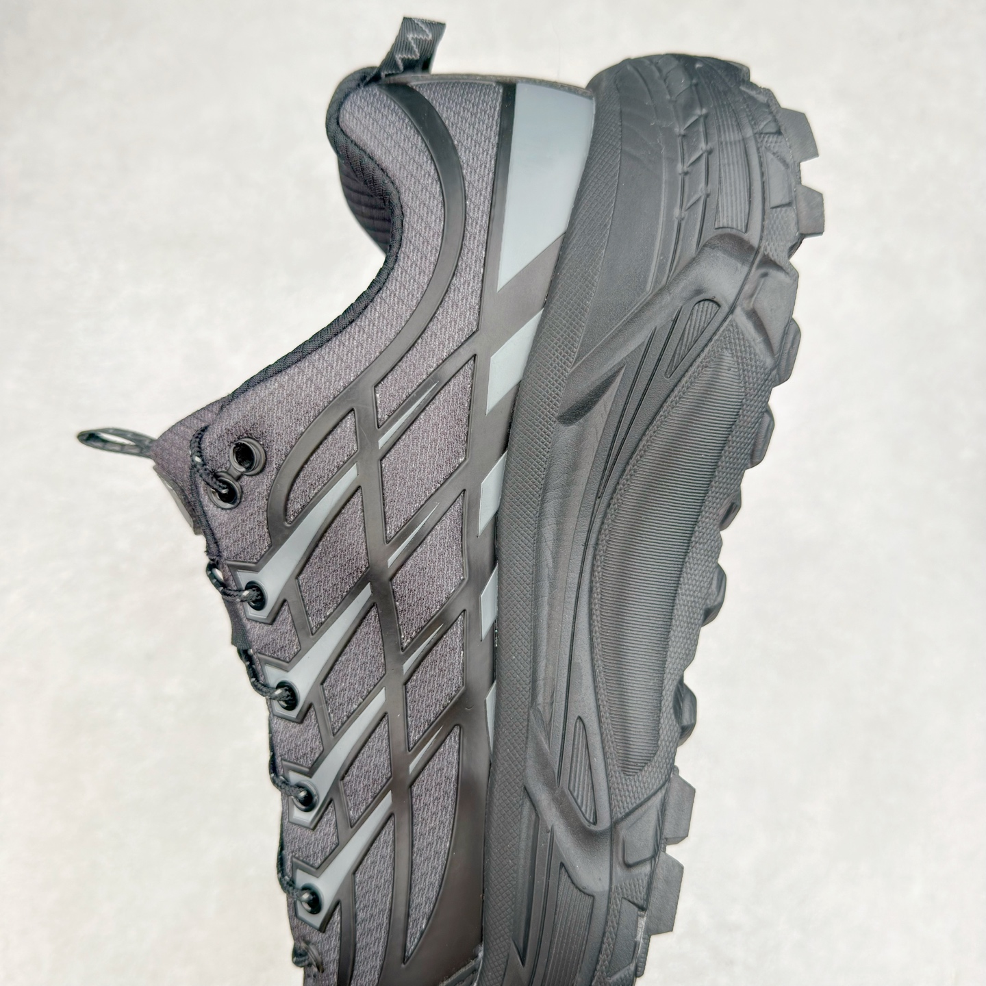 图片[7]-HOKA ONE ONE Mafate Speed 3 Low 玛法特3代系列低帮轻量户外越野休闲运动慢跑鞋 HOKA ONE ONE 最近推出了一个胶囊系列 Origin Story 这个系列里的 Mafate Speed 2 可以说让我日思夜想有一阵子了 最近终于拔草 让我来分享一下这双也是上脚赞到爆的越野跑鞋吧 以阿尔卑斯山脉作为主题将亮黄色与蓝色调覆盖在这经典轮廓之上 配色的呈现效果相当亮眼 以至于很多人买这个配色是用来日常搭配的 鞋面采用超轻的无缝架构 轻薄的TPU贴在透气的鞋面材料上 减轻重量同时也保证了支撑性 鞋底则采用滚动平衡技术 引导跑者回归自然步态 祖传的神奇EVA材质中底依旧是一如既往地表现优秀 能提供充足的缓震 作为HOKA家的越野跑鞋 VIBRAM 橡胶大底也是必不可少的 即便在复杂湿滑的地形 依旧能有良好的抓地力及稳定性 鞋带采用了弹性不易松脱的扁宽弹性鞋带 前掌与中掌部分也进行了加宽 也更加适合亚洲人的脚型 是一款十分全面且足够强悍的户外硬核越野鞋 而这双极其亮眼的越野跑鞋恰好又是在江山一百中参赛的UTMB冠军 Ludovic POMMERET 夺冠时穿着的战靴 这就让它变得更加有吸引力了 用来日常搭配的话短裤是基本不挑 长裤我个人推荐阔腿裤 工装裤以及各种长筒牛仔裤都可以 尺码：36 36.5 37.5 38 38.5 39 40 40.5 41 42 42.5 43 44 44.5 45-选品中心