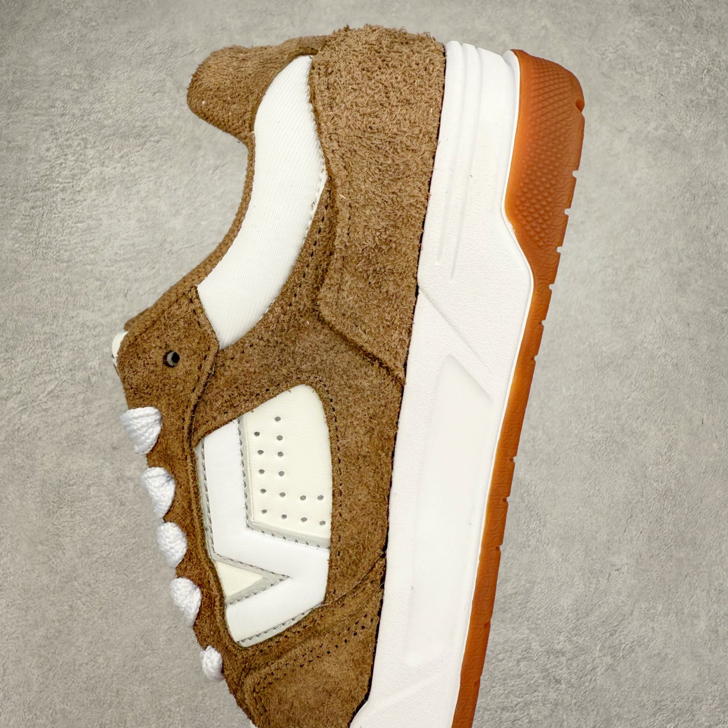 图片[7]-Vans Upland 棕色 范斯官方 美式复古休闲运动鞋 鞋面采用麂皮拼接皮质而成 质感十足 经典小V侧标饰条 整体以胖胖的面包滑板鞋样式示人 复古鞋型重演千禧风 货号：VN000D1H1NU 尺码：36 36.5 37 38 38.5 39 40 40.5 41 42 42.5 43 44 45 正常码-选品中心