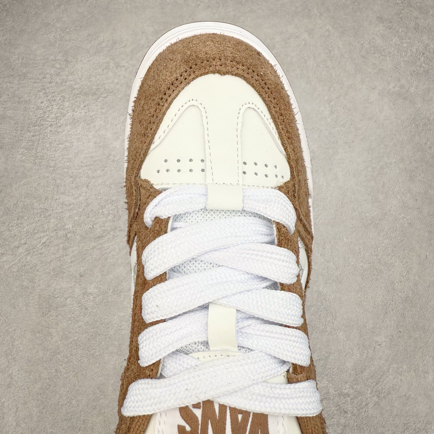 图片[4]-Vans Upland 棕色 范斯官方 美式复古休闲运动鞋 鞋面采用麂皮拼接皮质而成 质感十足 经典小V侧标饰条 整体以胖胖的面包滑板鞋样式示人 复古鞋型重演千禧风 货号：VN000D1H1NU 尺码：36 36.5 37 38 38.5 39 40 40.5 41 42 42.5 43 44 45 正常码-选品中心