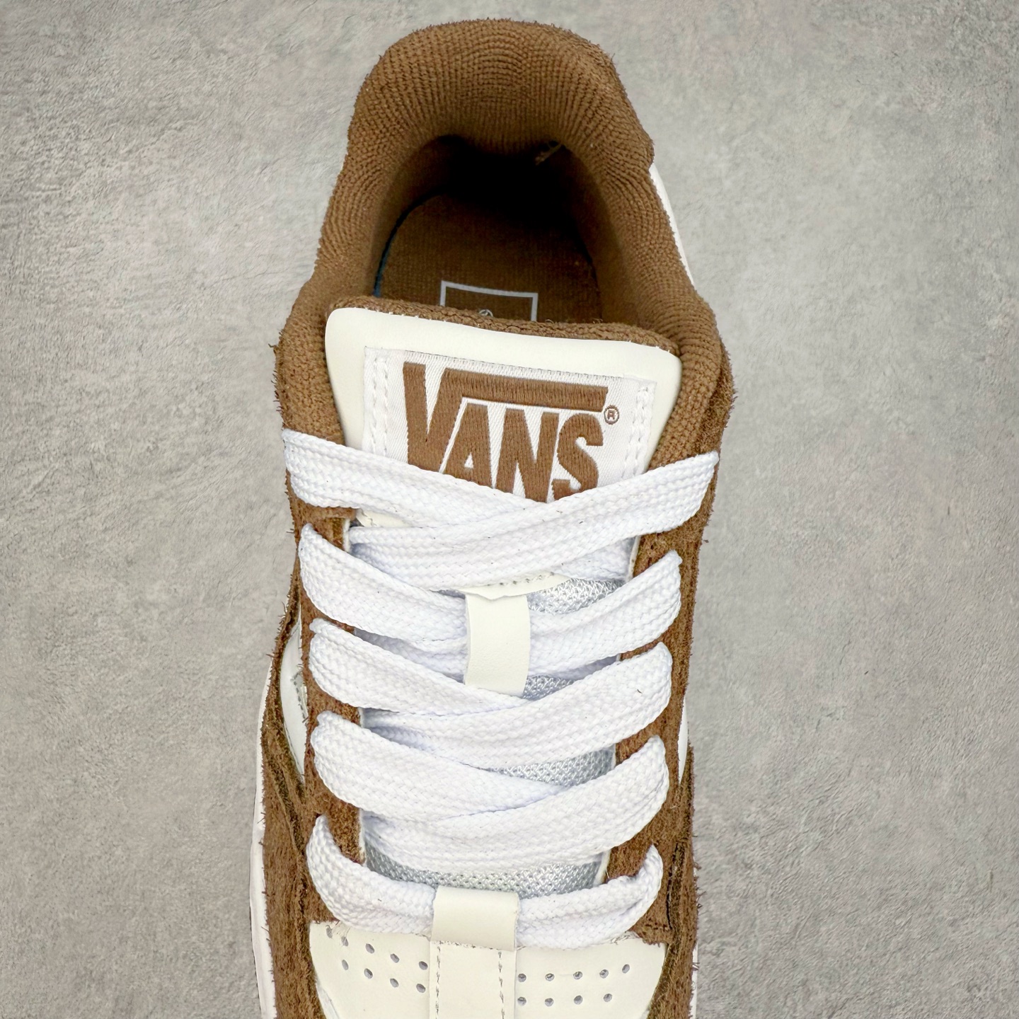 图片[5]-Vans Upland 棕色 范斯官方 美式复古休闲运动鞋 鞋面采用麂皮拼接皮质而成 质感十足 经典小V侧标饰条 整体以胖胖的面包滑板鞋样式示人 复古鞋型重演千禧风 货号：VN000D1H1NU 尺码：36 36.5 37 38 38.5 39 40 40.5 41 42 42.5 43 44 45 正常码-选品中心