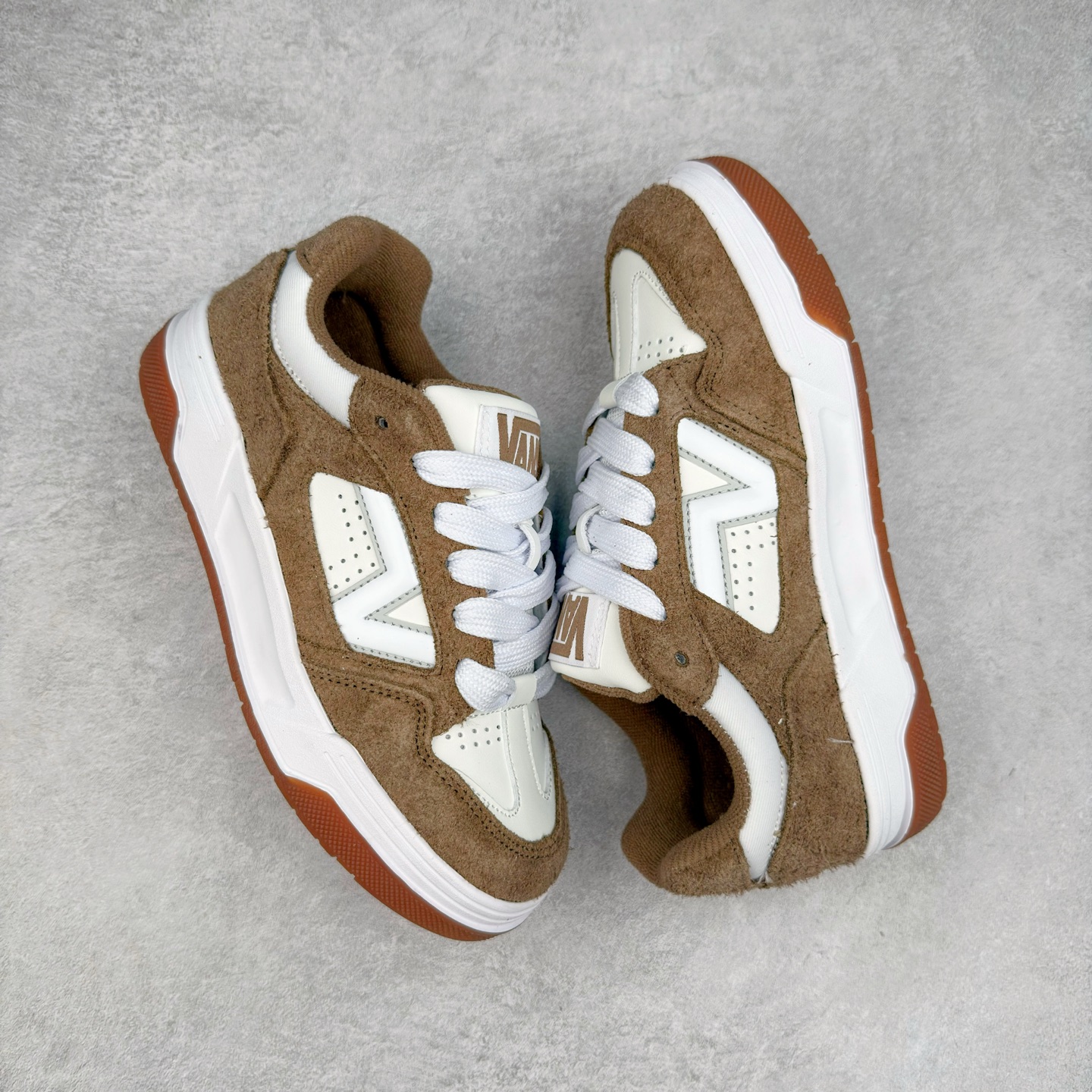 图片[3]-Vans Upland 棕色 范斯官方 美式复古休闲运动鞋 鞋面采用麂皮拼接皮质而成 质感十足 经典小V侧标饰条 整体以胖胖的面包滑板鞋样式示人 复古鞋型重演千禧风 货号：VN000D1H1NU 尺码：36 36.5 37 38 38.5 39 40 40.5 41 42 42.5 43 44 45 正常码-选品中心