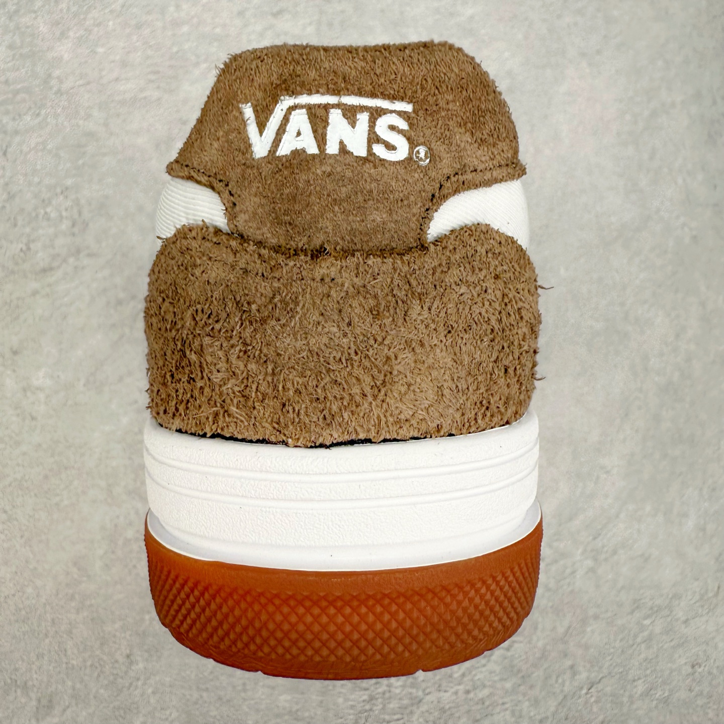 图片[8]-Vans Upland 棕色 范斯官方 美式复古休闲运动鞋 鞋面采用麂皮拼接皮质而成 质感十足 经典小V侧标饰条 整体以胖胖的面包滑板鞋样式示人 复古鞋型重演千禧风 货号：VN000D1H1NU 尺码：36 36.5 37 38 38.5 39 40 40.5 41 42 42.5 43 44 45 正常码-选品中心