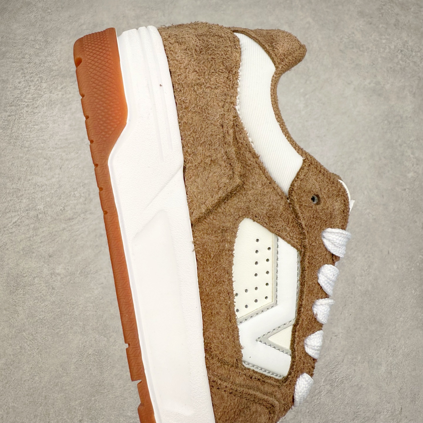 图片[6]-Vans Upland 棕色 范斯官方 美式复古休闲运动鞋 鞋面采用麂皮拼接皮质而成 质感十足 经典小V侧标饰条 整体以胖胖的面包滑板鞋样式示人 复古鞋型重演千禧风 货号：VN000D1H1NU 尺码：36 36.5 37 38 38.5 39 40 40.5 41 42 42.5 43 44 45 正常码-选品中心