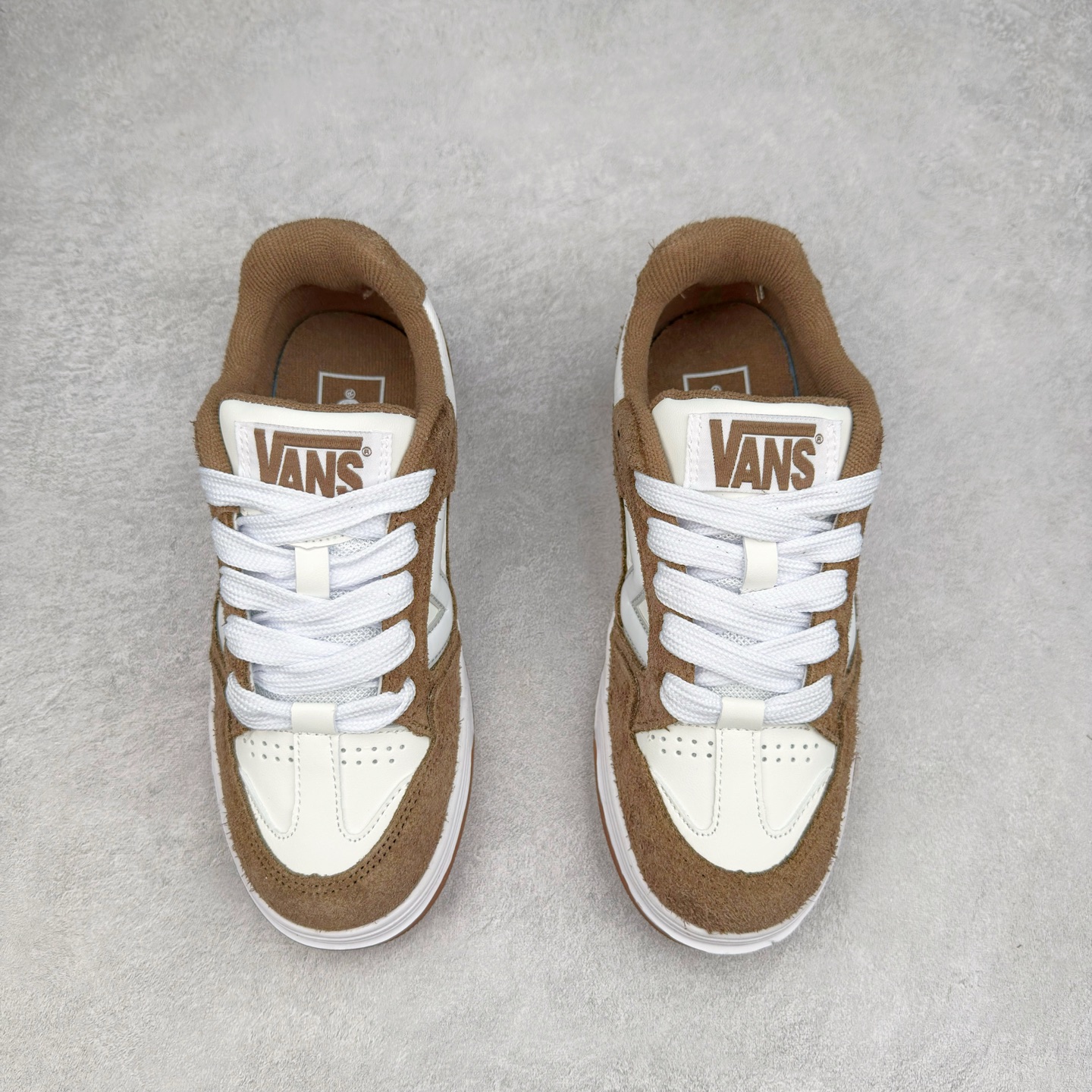 图片[2]-Vans Upland 棕色 范斯官方 美式复古休闲运动鞋 鞋面采用麂皮拼接皮质而成 质感十足 经典小V侧标饰条 整体以胖胖的面包滑板鞋样式示人 复古鞋型重演千禧风 货号：VN000D1H1NU 尺码：36 36.5 37 38 38.5 39 40 40.5 41 42 42.5 43 44 45 正常码-选品中心