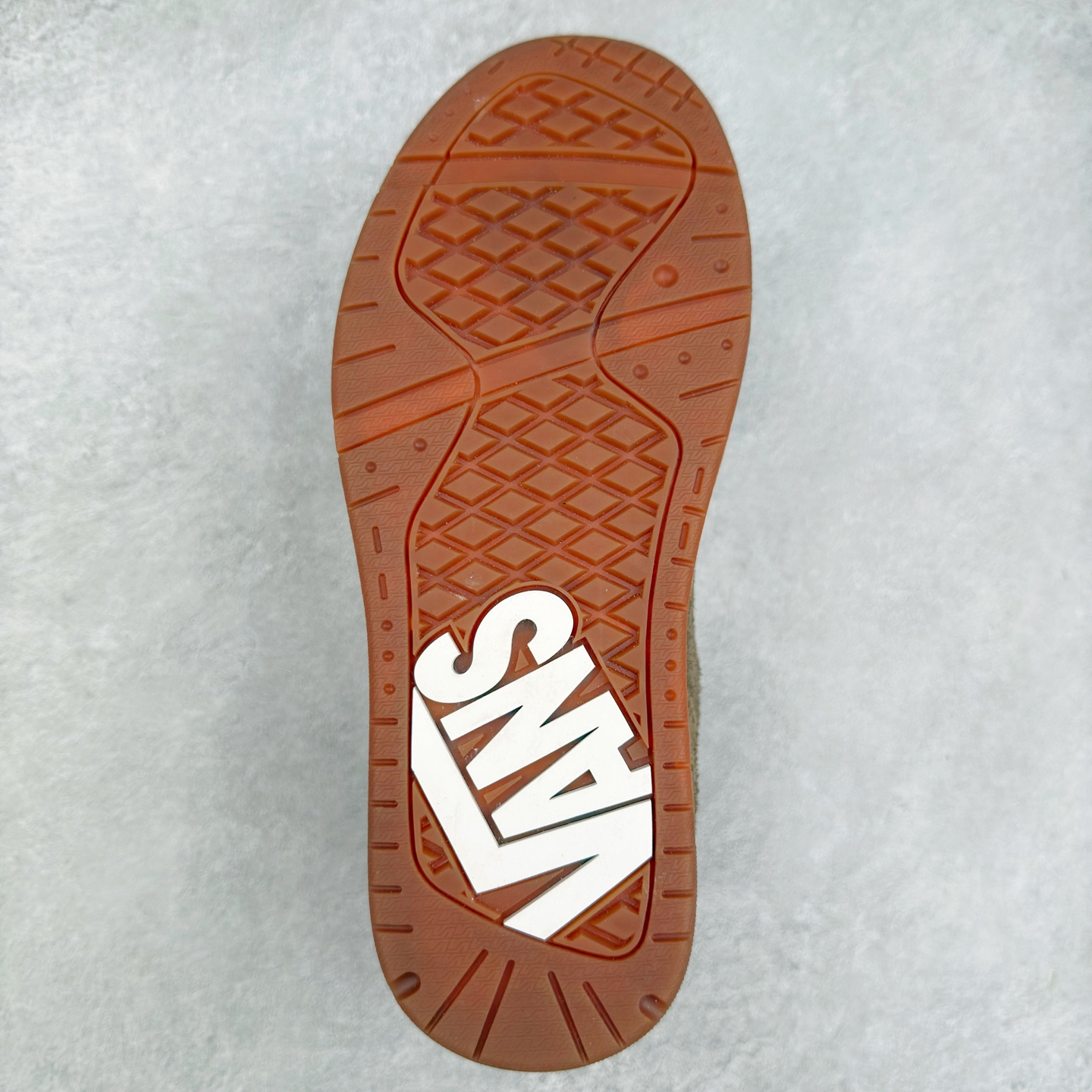 图片[9]-Vans Upland 棕色 范斯官方 美式复古休闲运动鞋 鞋面采用麂皮拼接皮质而成 质感十足 经典小V侧标饰条 整体以胖胖的面包滑板鞋样式示人 复古鞋型重演千禧风 货号：VN000D1H1NU 尺码：36 36.5 37 38 38.5 39 40 40.5 41 42 42.5 43 44 45 正常码-选品中心