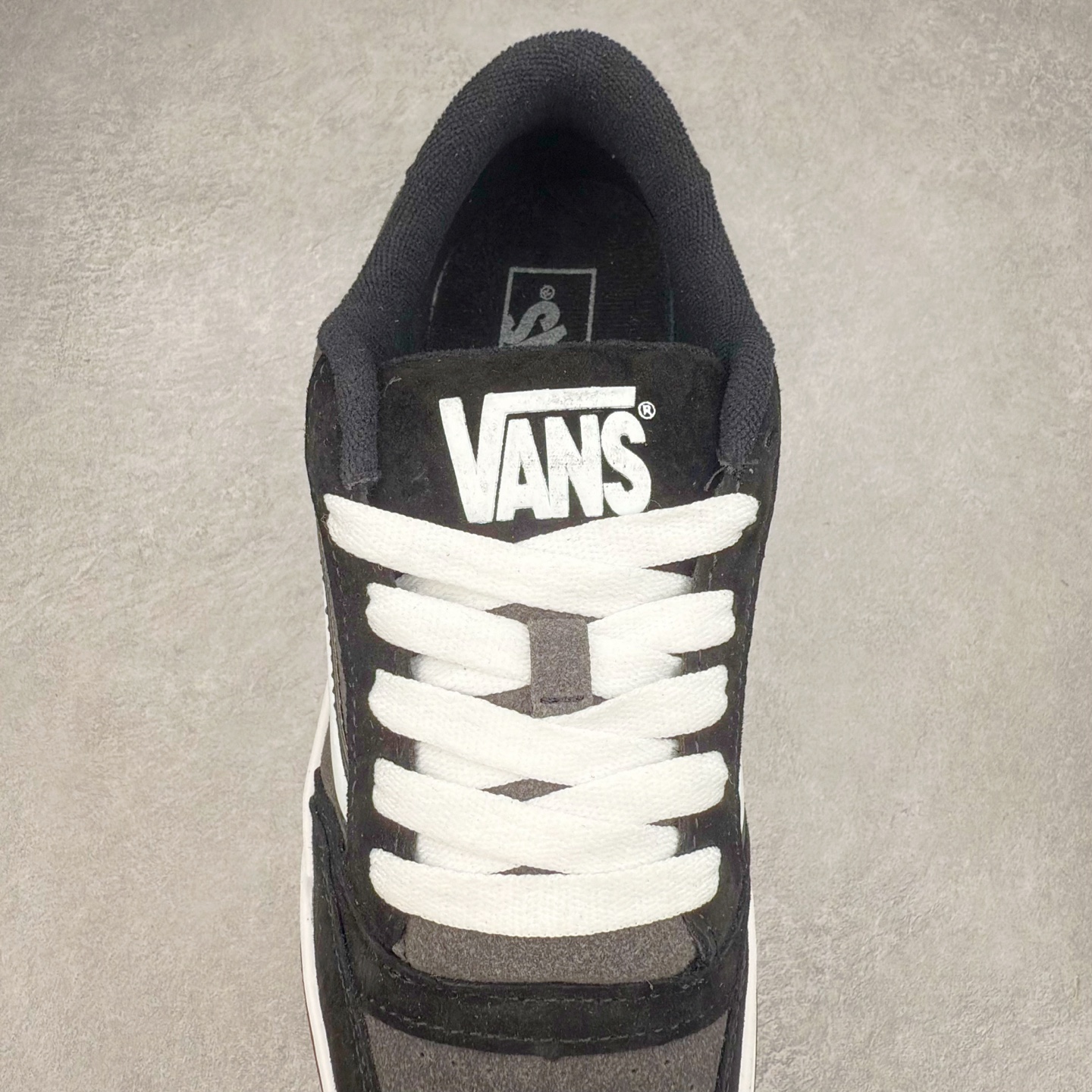 图片[5]-全新鞋型 Vans Hylane 系列 范斯官方 美式复古休闲运动鞋 本季 Vans 推出的全新鞋型 Hylane 继承了复古千禧滑板鞋 Upland 的设计精髓，鞋面整体以胖胖的面包滑板鞋样式示人，在设计上 Hylane 更是做出了更多现代化的改动。 货号：VN000D26BRO 棕色 货号：VN000D26BMA 黑白 尺码：36 36.5 37 38 38.5 39 40 40.5 41 42 42.5 43 44 45 正常码-选品中心