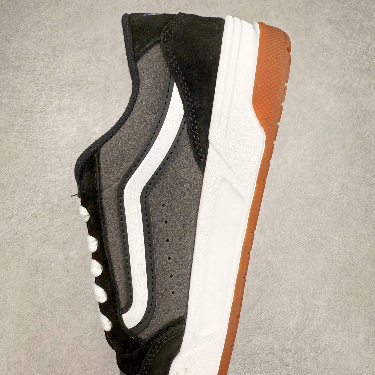 图片[7]-全新鞋型 Vans Hylane 系列 范斯官方 美式复古休闲运动鞋 本季 Vans 推出的全新鞋型 Hylane 继承了复古千禧滑板鞋 Upland 的设计精髓，鞋面整体以胖胖的面包滑板鞋样式示人，在设计上 Hylane 更是做出了更多现代化的改动。 货号：VN000D26BRO 棕色 货号：VN000D26BMA 黑白 尺码：36 36.5 37 38 38.5 39 40 40.5 41 42 42.5 43 44 45 正常码-选品中心