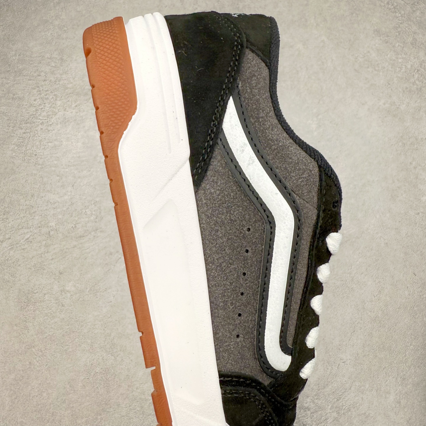 图片[6]-全新鞋型 Vans Hylane 系列 范斯官方 美式复古休闲运动鞋 本季 Vans 推出的全新鞋型 Hylane 继承了复古千禧滑板鞋 Upland 的设计精髓，鞋面整体以胖胖的面包滑板鞋样式示人，在设计上 Hylane 更是做出了更多现代化的改动。 货号：VN000D26BRO 棕色 货号：VN000D26BMA 黑白 尺码：36 36.5 37 38 38.5 39 40 40.5 41 42 42.5 43 44 45 正常码-选品中心