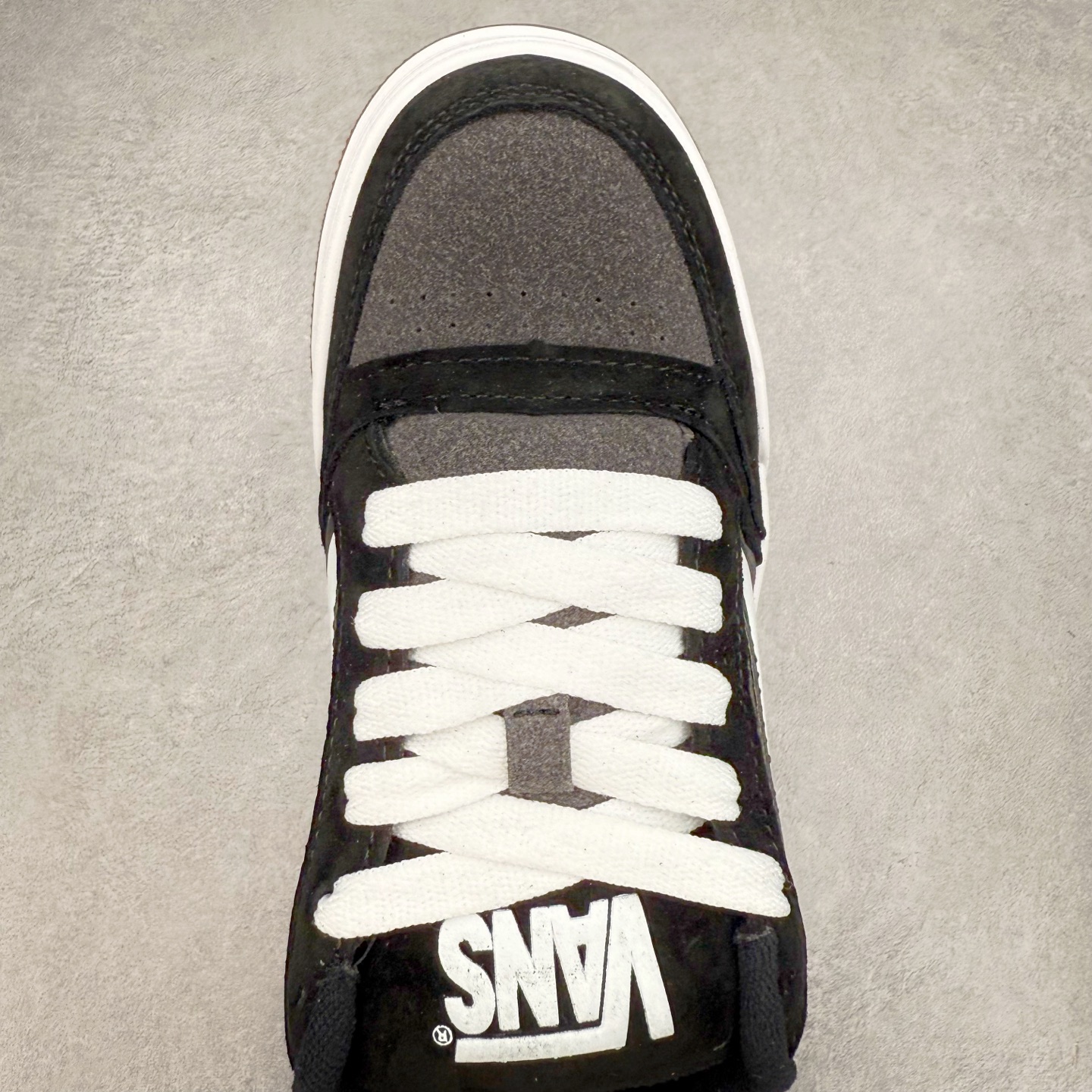 图片[4]-全新鞋型 Vans Hylane 系列 范斯官方 美式复古休闲运动鞋 本季 Vans 推出的全新鞋型 Hylane 继承了复古千禧滑板鞋 Upland 的设计精髓，鞋面整体以胖胖的面包滑板鞋样式示人，在设计上 Hylane 更是做出了更多现代化的改动。 货号：VN000D26BRO 棕色 货号：VN000D26BMA 黑白 尺码：36 36.5 37 38 38.5 39 40 40.5 41 42 42.5 43 44 45 正常码-选品中心