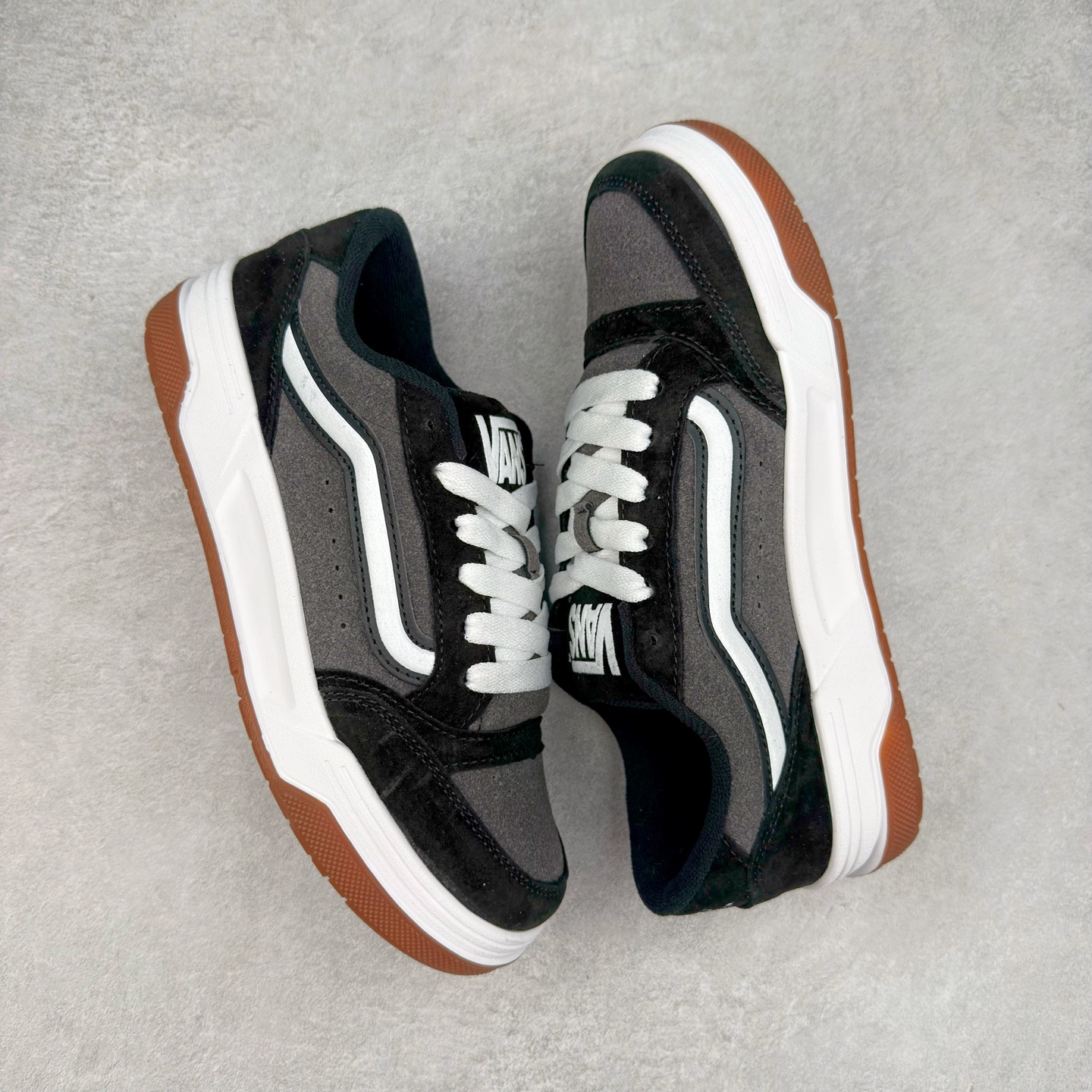 图片[3]-全新鞋型 Vans Hylane 系列 范斯官方 美式复古休闲运动鞋 本季 Vans 推出的全新鞋型 Hylane 继承了复古千禧滑板鞋 Upland 的设计精髓，鞋面整体以胖胖的面包滑板鞋样式示人，在设计上 Hylane 更是做出了更多现代化的改动。 货号：VN000D26BRO 棕色 货号：VN000D26BMA 黑白 尺码：36 36.5 37 38 38.5 39 40 40.5 41 42 42.5 43 44 45 正常码-选品中心