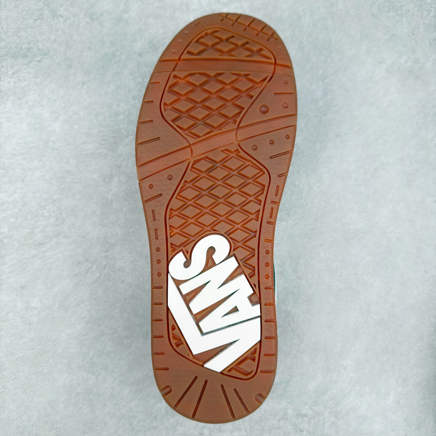 图片[9]-全新鞋型 Vans Hylane 系列 范斯官方 美式复古休闲运动鞋 本季 Vans 推出的全新鞋型 Hylane 继承了复古千禧滑板鞋 Upland 的设计精髓，鞋面整体以胖胖的面包滑板鞋样式示人，在设计上 Hylane 更是做出了更多现代化的改动。 货号：VN000D26BRO 棕色 货号：VN000D26BMA 黑白 尺码：36 36.5 37 38 38.5 39 40 40.5 41 42 42.5 43 44 45 正常码-选品中心