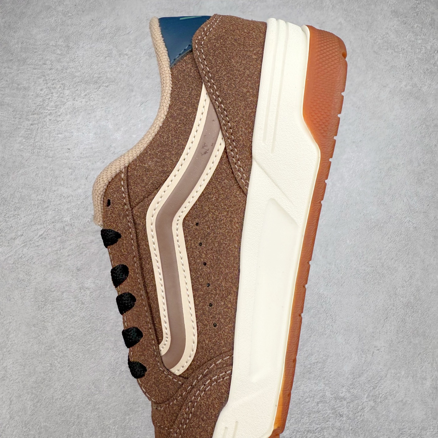 图片[7]-全新鞋型 Vans Hylane 系列 范斯官方 美式复古休闲运动鞋 本季 Vans 推出的全新鞋型 Hylane 继承了复古千禧滑板鞋 Upland 的设计精髓，鞋面整体以胖胖的面包滑板鞋样式示人，在设计上 Hylane 更是做出了更多现代化的改动。 货号：VN000D26BRO 棕色 货号：VN000D26BMA 黑白 尺码：36 36.5 37 38 38.5 39 40 40.5 41 42 42.5 43 44 45 正常码-选品中心