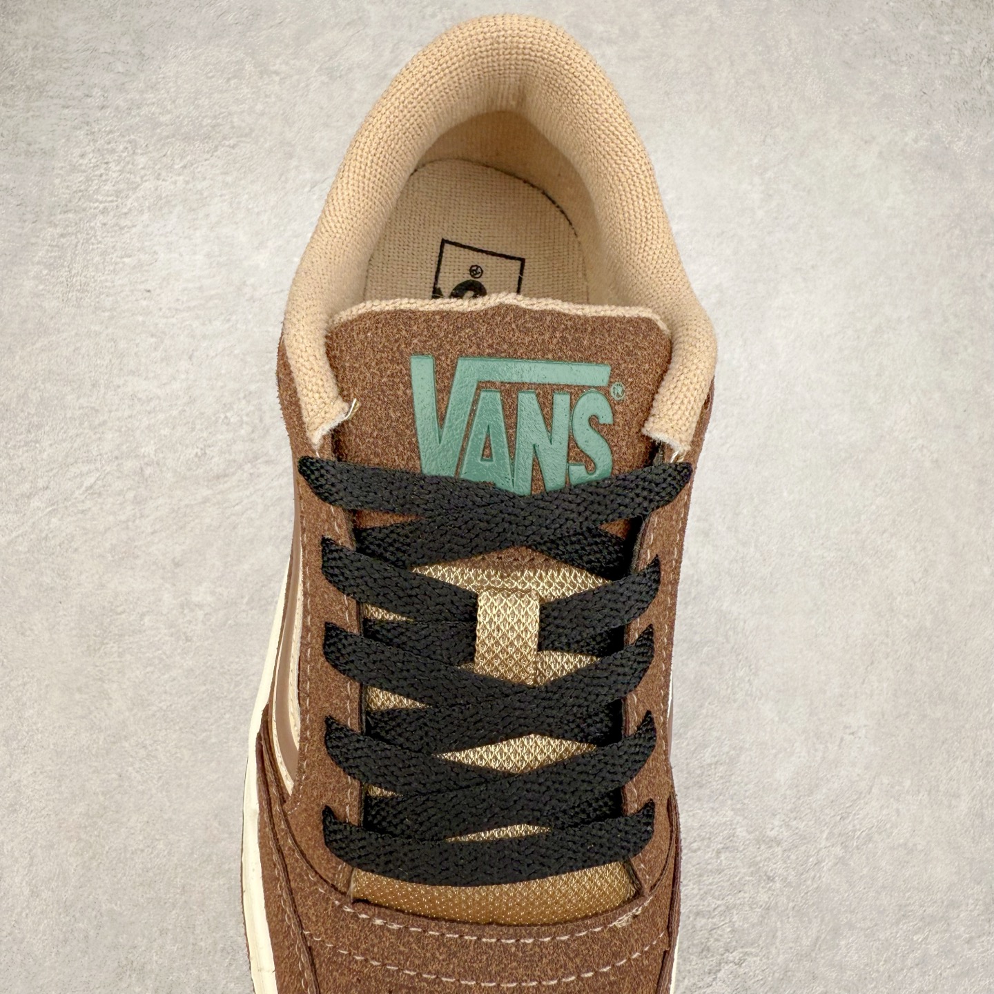 图片[5]-全新鞋型 Vans Hylane 系列 范斯官方 美式复古休闲运动鞋 本季 Vans 推出的全新鞋型 Hylane 继承了复古千禧滑板鞋 Upland 的设计精髓，鞋面整体以胖胖的面包滑板鞋样式示人，在设计上 Hylane 更是做出了更多现代化的改动。 货号：VN000D26BRO 棕色 货号：VN000D26BMA 黑白 尺码：36 36.5 37 38 38.5 39 40 40.5 41 42 42.5 43 44 45 正常码-选品中心