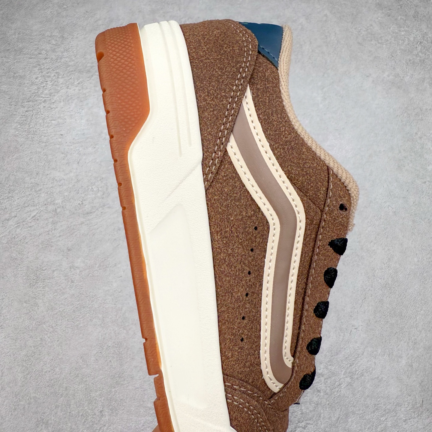 图片[6]-全新鞋型 Vans Hylane 系列 范斯官方 美式复古休闲运动鞋 本季 Vans 推出的全新鞋型 Hylane 继承了复古千禧滑板鞋 Upland 的设计精髓，鞋面整体以胖胖的面包滑板鞋样式示人，在设计上 Hylane 更是做出了更多现代化的改动。 货号：VN000D26BRO 棕色 货号：VN000D26BMA 黑白 尺码：36 36.5 37 38 38.5 39 40 40.5 41 42 42.5 43 44 45 正常码-选品中心