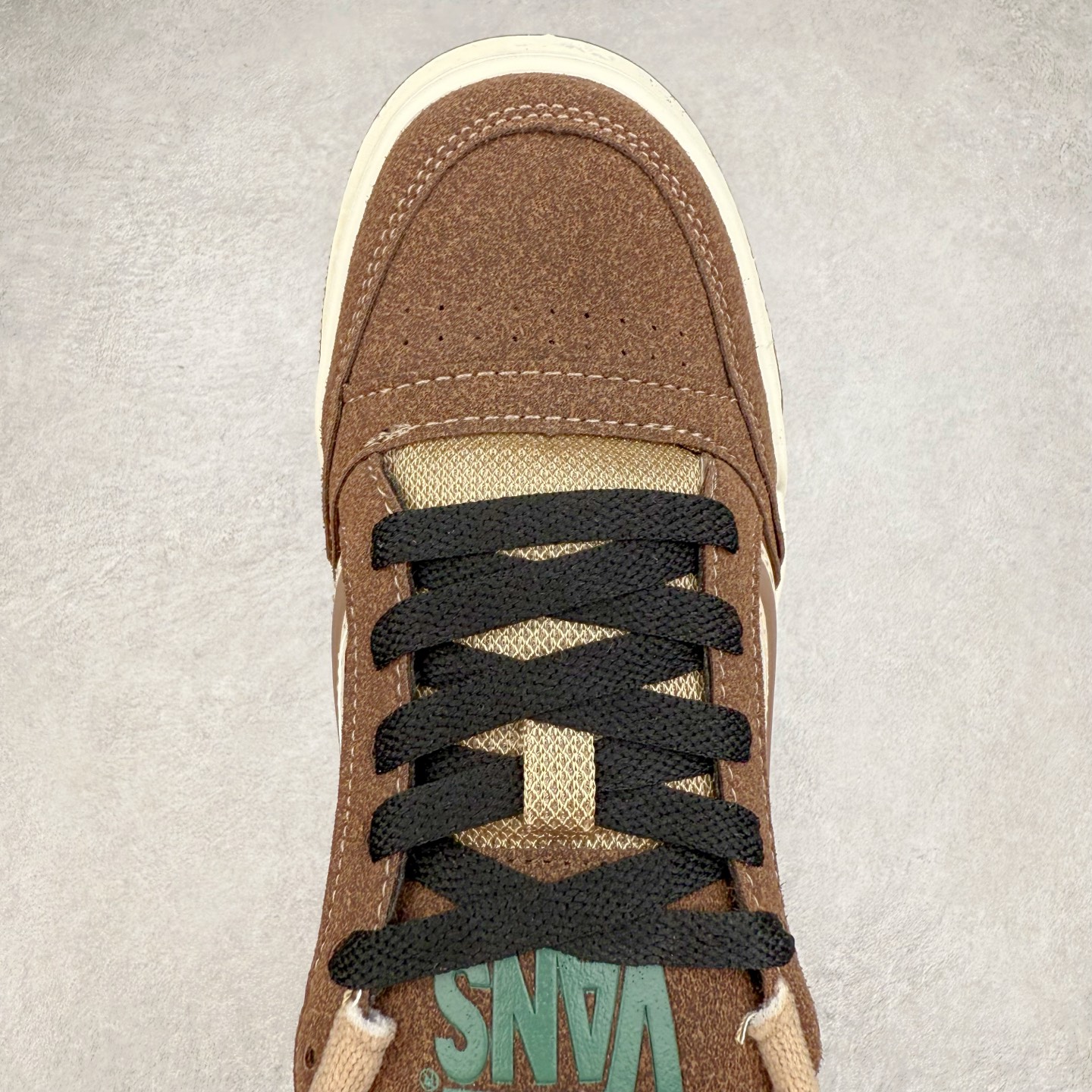 图片[4]-全新鞋型 Vans Hylane 系列 范斯官方 美式复古休闲运动鞋 本季 Vans 推出的全新鞋型 Hylane 继承了复古千禧滑板鞋 Upland 的设计精髓，鞋面整体以胖胖的面包滑板鞋样式示人，在设计上 Hylane 更是做出了更多现代化的改动。 货号：VN000D26BRO 棕色 货号：VN000D26BMA 黑白 尺码：36 36.5 37 38 38.5 39 40 40.5 41 42 42.5 43 44 45 正常码-选品中心