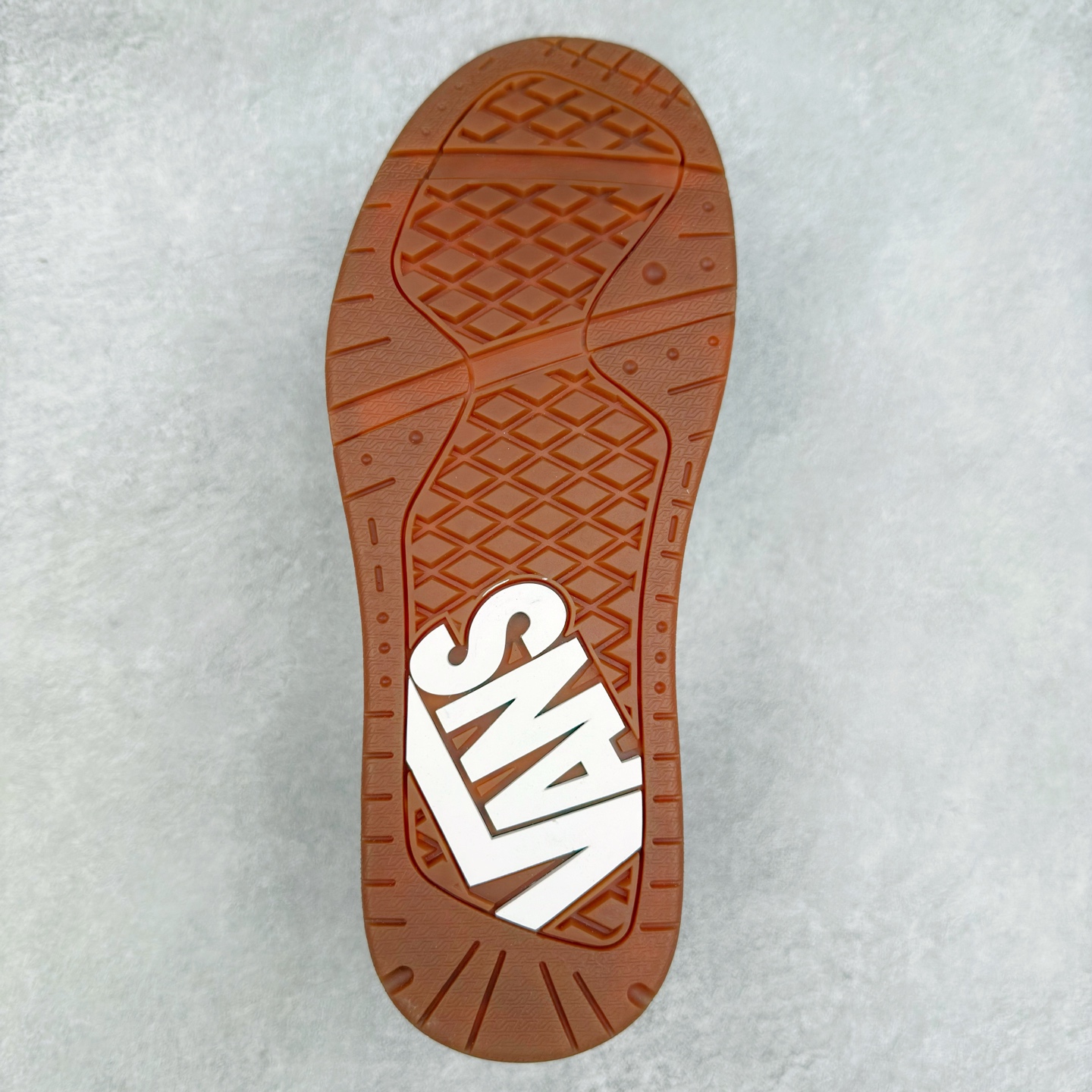 图片[9]-全新鞋型 Vans Hylane 系列 范斯官方 美式复古休闲运动鞋 本季 Vans 推出的全新鞋型 Hylane 继承了复古千禧滑板鞋 Upland 的设计精髓，鞋面整体以胖胖的面包滑板鞋样式示人，在设计上 Hylane 更是做出了更多现代化的改动。 货号：VN000D26BRO 棕色 货号：VN000D26BMA 黑白 尺码：36 36.5 37 38 38.5 39 40 40.5 41 42 42.5 43 44 45 正常码-选品中心