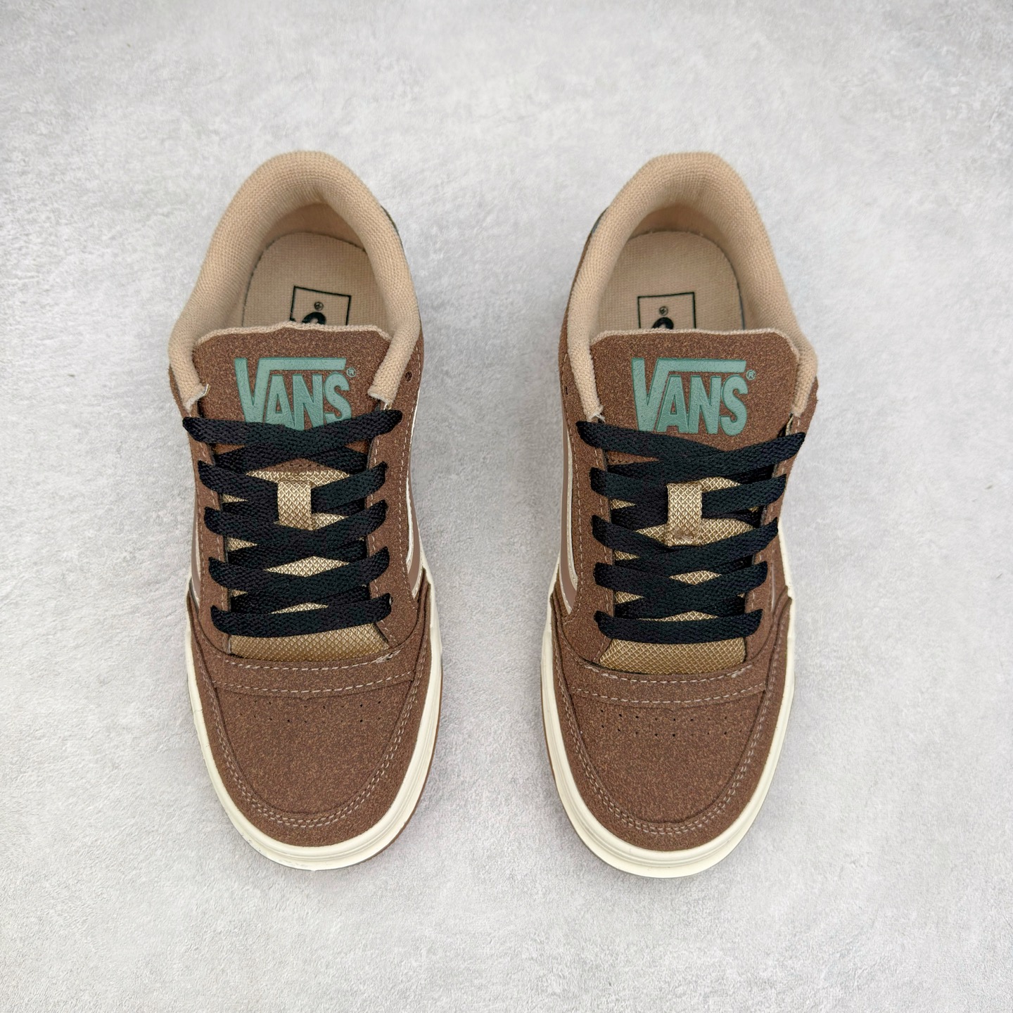 图片[2]-全新鞋型 Vans Hylane 系列 范斯官方 美式复古休闲运动鞋 本季 Vans 推出的全新鞋型 Hylane 继承了复古千禧滑板鞋 Upland 的设计精髓，鞋面整体以胖胖的面包滑板鞋样式示人，在设计上 Hylane 更是做出了更多现代化的改动。 货号：VN000D26BRO 棕色 货号：VN000D26BMA 黑白 尺码：36 36.5 37 38 38.5 39 40 40.5 41 42 42.5 43 44 45 正常码-选品中心