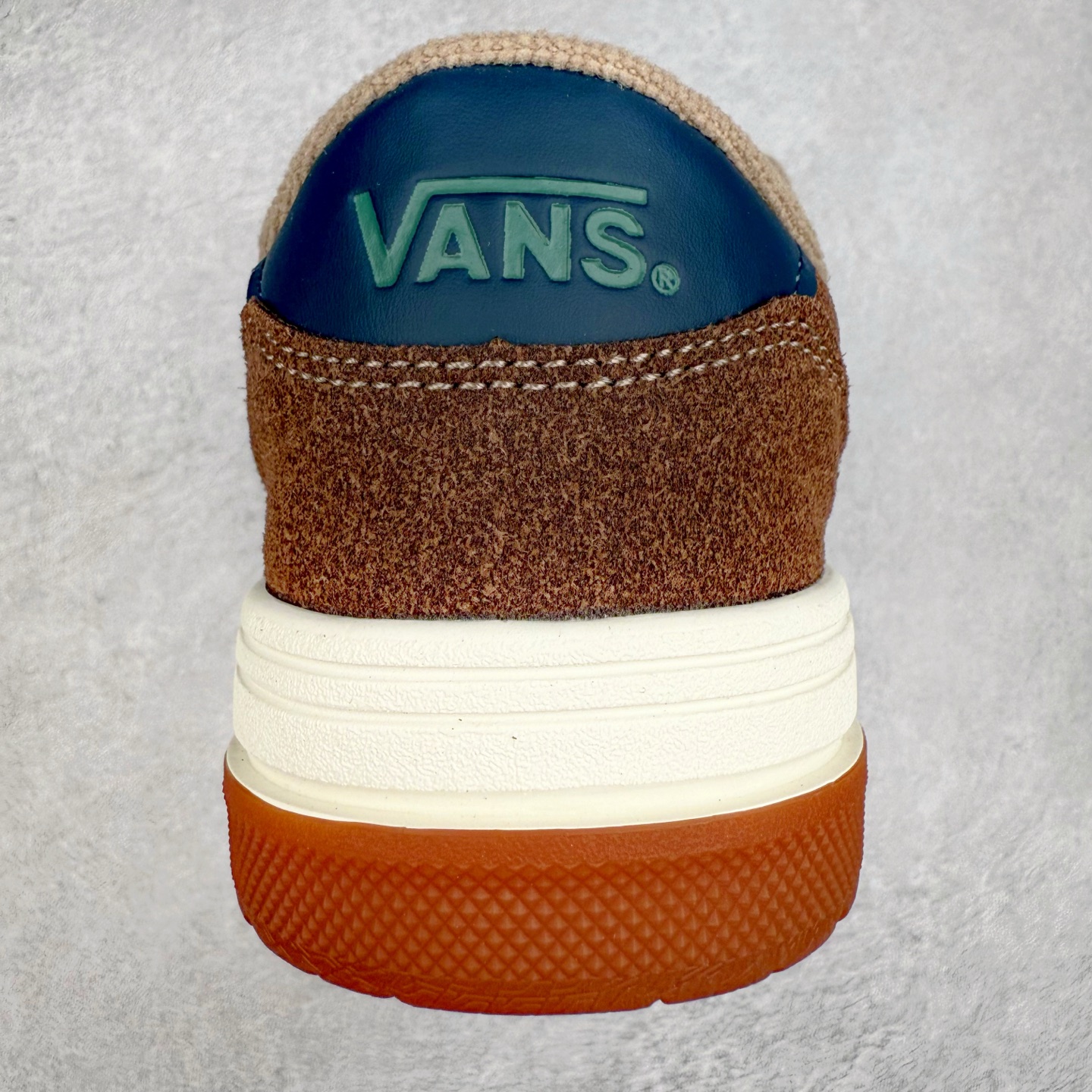 图片[8]-全新鞋型 Vans Hylane 系列 范斯官方 美式复古休闲运动鞋 本季 Vans 推出的全新鞋型 Hylane 继承了复古千禧滑板鞋 Upland 的设计精髓，鞋面整体以胖胖的面包滑板鞋样式示人，在设计上 Hylane 更是做出了更多现代化的改动。 货号：VN000D26BRO 棕色 货号：VN000D26BMA 黑白 尺码：36 36.5 37 38 38.5 39 40 40.5 41 42 42.5 43 44 45 正常码-选品中心