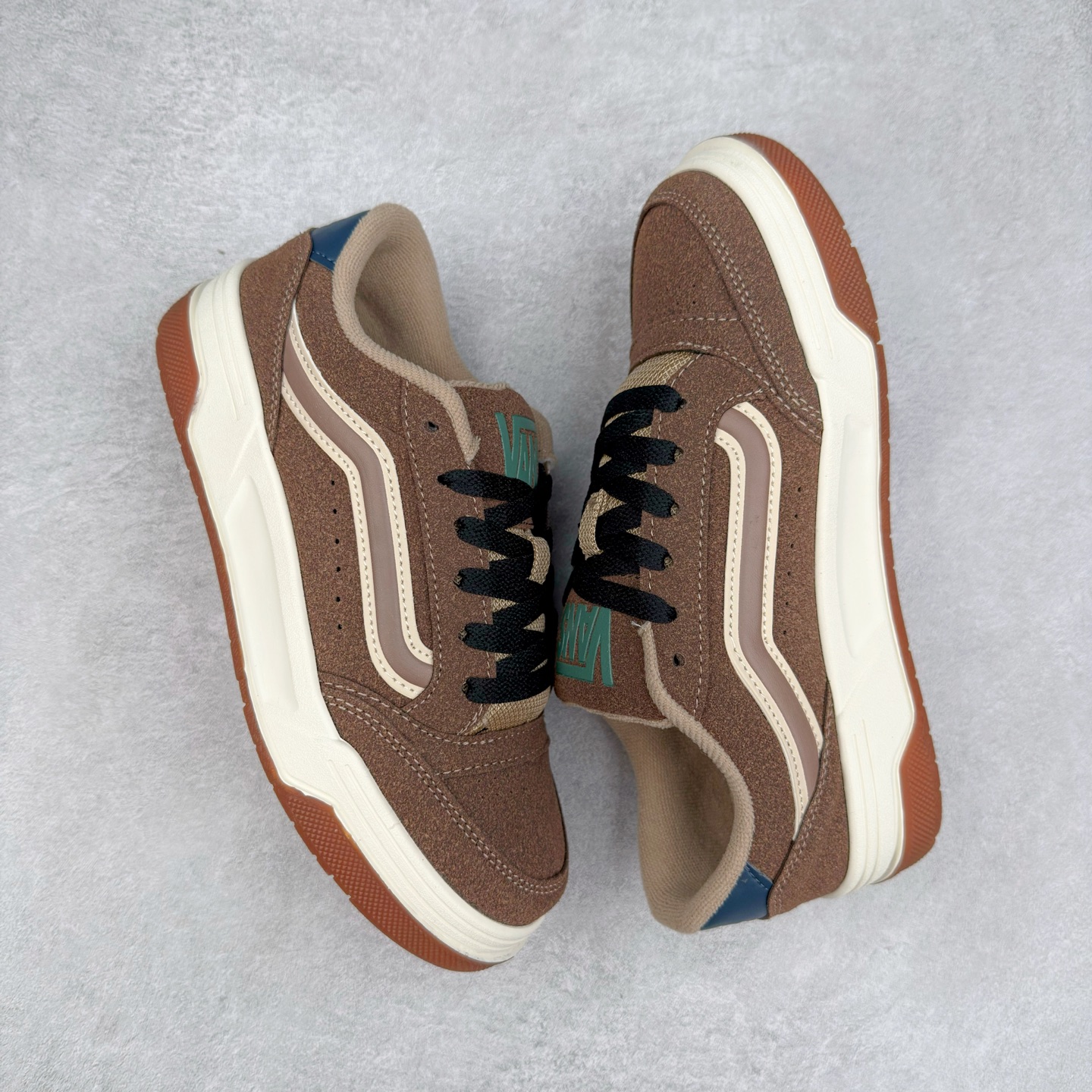 图片[3]-全新鞋型 Vans Hylane 系列 范斯官方 美式复古休闲运动鞋 本季 Vans 推出的全新鞋型 Hylane 继承了复古千禧滑板鞋 Upland 的设计精髓，鞋面整体以胖胖的面包滑板鞋样式示人，在设计上 Hylane 更是做出了更多现代化的改动。 货号：VN000D26BRO 棕色 货号：VN000D26BMA 黑白 尺码：36 36.5 37 38 38.5 39 40 40.5 41 42 42.5 43 44 45 正常码-选品中心