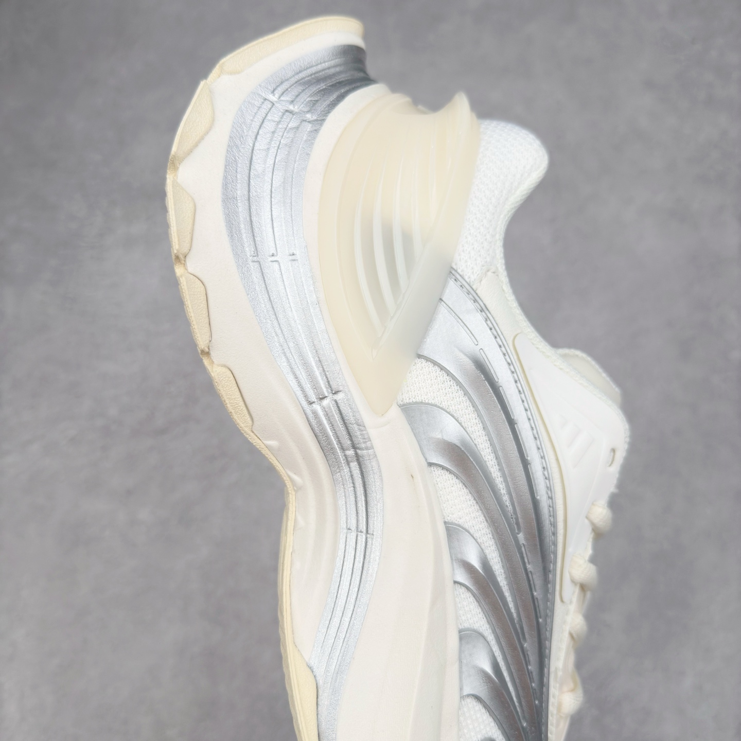 图片[6]-AD XLG MTW系列 舒适百搭防滑耐磨低帮跑步鞋老爹鞋 JR6390 鞋面采用贯穿式银条 完整的线条流畅度带来充分的视觉享受 鞋舌若隐若现的LOGO充满神秘感 夸张的鞋后跟幅度设计 线条感延伸至后跟标志三条杆彰显adidas调性 中底采用LIGHT STRIKE科技 在满足穿搭属性的同时提供舒适的脚感 完整的流线型设计语言 从鞋面贯穿到鞋底以及鞋花纹路 颜值与实力兼具 秀场与日常皆融 未来已来 让我们继续期待 实拍调校N版已经零色差零失真 百分百还原实物色彩所见即所得 不存在货不对板色差等低级问题 选购参考实物拍摄 不混卖不参货 只用心做好货严格选品 承诺混一赔十 尺码：36 36.5 37.5 38 38.5 39 40 40.5 41 42 42.5 43 44 44.5 45-选品中心