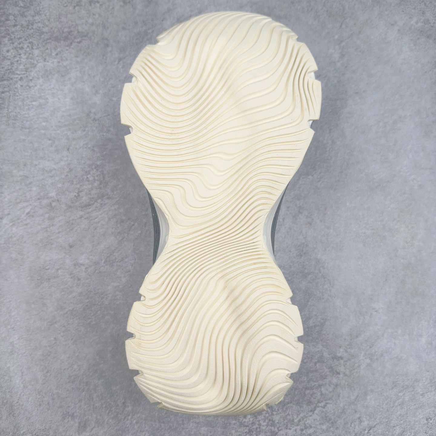 图片[9]-AD XLG MTW系列 舒适百搭防滑耐磨低帮跑步鞋老爹鞋 JR6390 鞋面采用贯穿式银条 完整的线条流畅度带来充分的视觉享受 鞋舌若隐若现的LOGO充满神秘感 夸张的鞋后跟幅度设计 线条感延伸至后跟标志三条杆彰显adidas调性 中底采用LIGHT STRIKE科技 在满足穿搭属性的同时提供舒适的脚感 完整的流线型设计语言 从鞋面贯穿到鞋底以及鞋花纹路 颜值与实力兼具 秀场与日常皆融 未来已来 让我们继续期待 实拍调校N版已经零色差零失真 百分百还原实物色彩所见即所得 不存在货不对板色差等低级问题 选购参考实物拍摄 不混卖不参货 只用心做好货严格选品 承诺混一赔十 尺码：36 36.5 37.5 38 38.5 39 40 40.5 41 42 42.5 43 44 44.5 45-选品中心