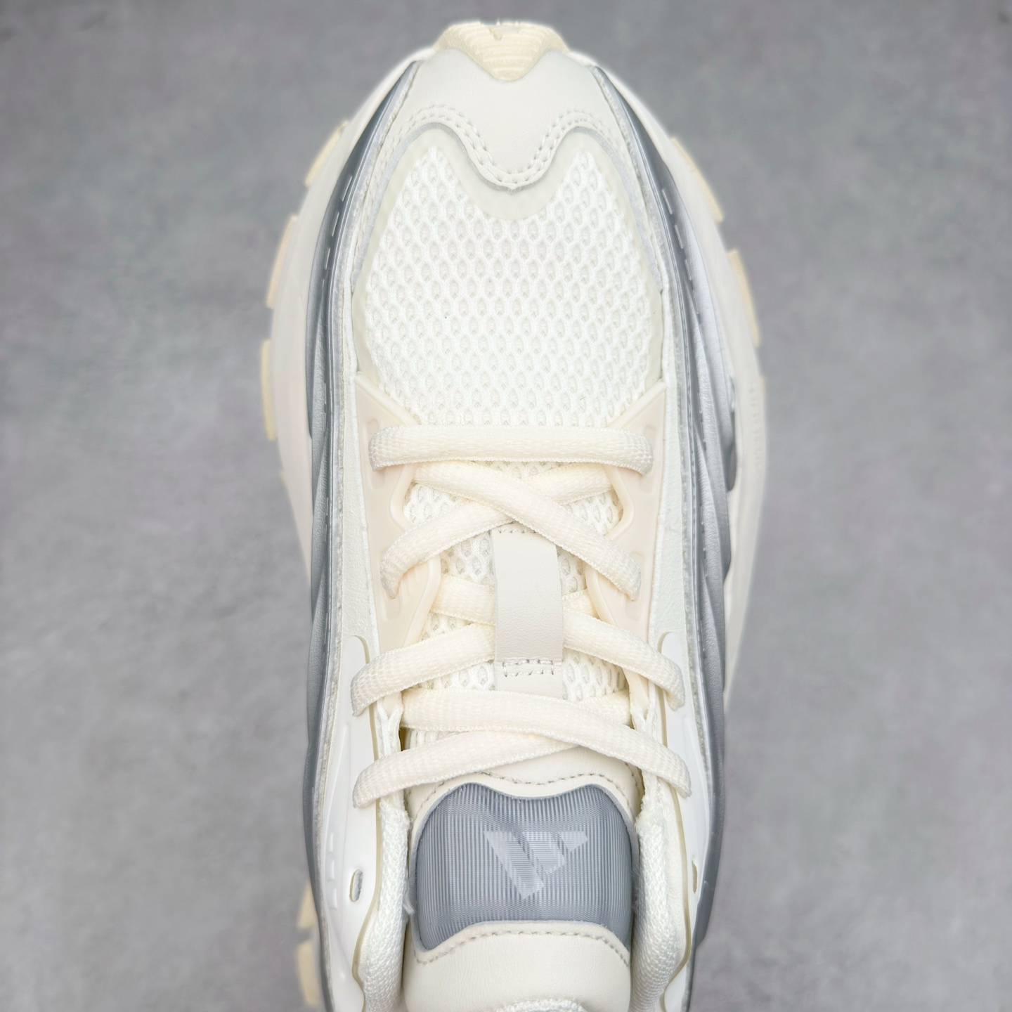 图片[4]-AD XLG MTW系列 舒适百搭防滑耐磨低帮跑步鞋老爹鞋 JR6390 鞋面采用贯穿式银条 完整的线条流畅度带来充分的视觉享受 鞋舌若隐若现的LOGO充满神秘感 夸张的鞋后跟幅度设计 线条感延伸至后跟标志三条杆彰显adidas调性 中底采用LIGHT STRIKE科技 在满足穿搭属性的同时提供舒适的脚感 完整的流线型设计语言 从鞋面贯穿到鞋底以及鞋花纹路 颜值与实力兼具 秀场与日常皆融 未来已来 让我们继续期待 实拍调校N版已经零色差零失真 百分百还原实物色彩所见即所得 不存在货不对板色差等低级问题 选购参考实物拍摄 不混卖不参货 只用心做好货严格选品 承诺混一赔十 尺码：36 36.5 37.5 38 38.5 39 40 40.5 41 42 42.5 43 44 44.5 45-选品中心