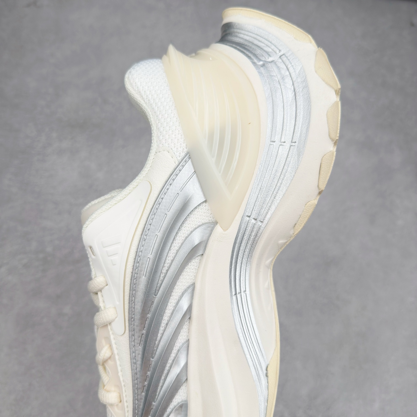 图片[7]-AD XLG MTW系列 舒适百搭防滑耐磨低帮跑步鞋老爹鞋 JR6390 鞋面采用贯穿式银条 完整的线条流畅度带来充分的视觉享受 鞋舌若隐若现的LOGO充满神秘感 夸张的鞋后跟幅度设计 线条感延伸至后跟标志三条杆彰显adidas调性 中底采用LIGHT STRIKE科技 在满足穿搭属性的同时提供舒适的脚感 完整的流线型设计语言 从鞋面贯穿到鞋底以及鞋花纹路 颜值与实力兼具 秀场与日常皆融 未来已来 让我们继续期待 实拍调校N版已经零色差零失真 百分百还原实物色彩所见即所得 不存在货不对板色差等低级问题 选购参考实物拍摄 不混卖不参货 只用心做好货严格选品 承诺混一赔十 尺码：36 36.5 37.5 38 38.5 39 40 40.5 41 42 42.5 43 44 44.5 45-选品中心