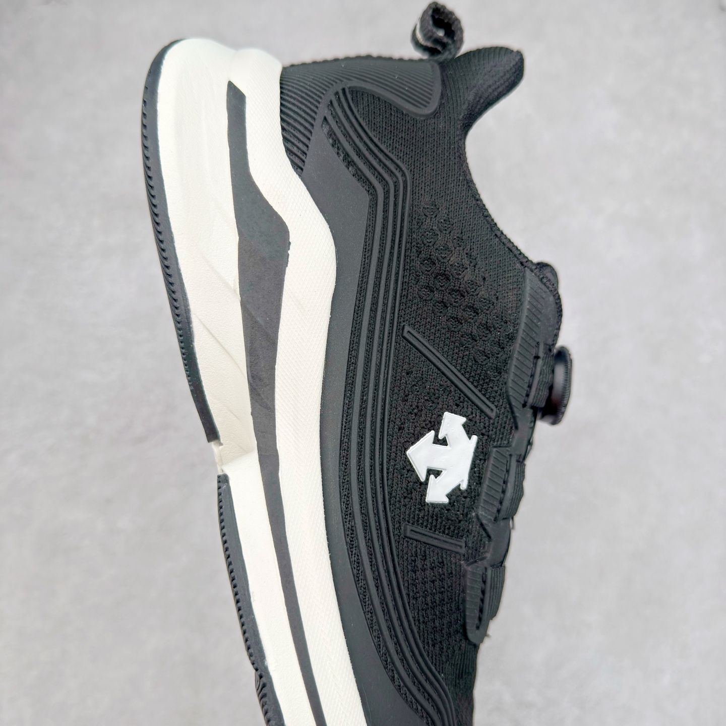 图片[6]-＃HP DESCENTE Enerzite 迪桑特泡棉科技中底舒适BOA系带系统低帮跑步鞋 DESCENTE（迪桑特）创立于1935年，品牌名取自法语词汇，意为“滑降”。品牌箭头标识代表滑雪的三种技术“高速直线滑行”、“穿越”和“侧滑”，也寓意品牌在打造高端专业运动产品中不断追求完美的创新精神，致力于成为中国高端专业滑雪、综训、女子、铁人三项、高尔夫的第一品牌。尺码：39 40 40.5 41 42 42.5 43 44 44.5 45-选品中心