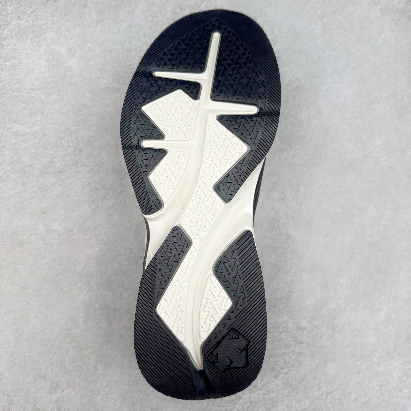 图片[9]-＃HP DESCENTE Enerzite 迪桑特泡棉科技中底舒适BOA系带系统低帮跑步鞋 DESCENTE（迪桑特）创立于1935年，品牌名取自法语词汇，意为“滑降”。品牌箭头标识代表滑雪的三种技术“高速直线滑行”、“穿越”和“侧滑”，也寓意品牌在打造高端专业运动产品中不断追求完美的创新精神，致力于成为中国高端专业滑雪、综训、女子、铁人三项、高尔夫的第一品牌。尺码：39 40 40.5 41 42 42.5 43 44 44.5 45-选品中心